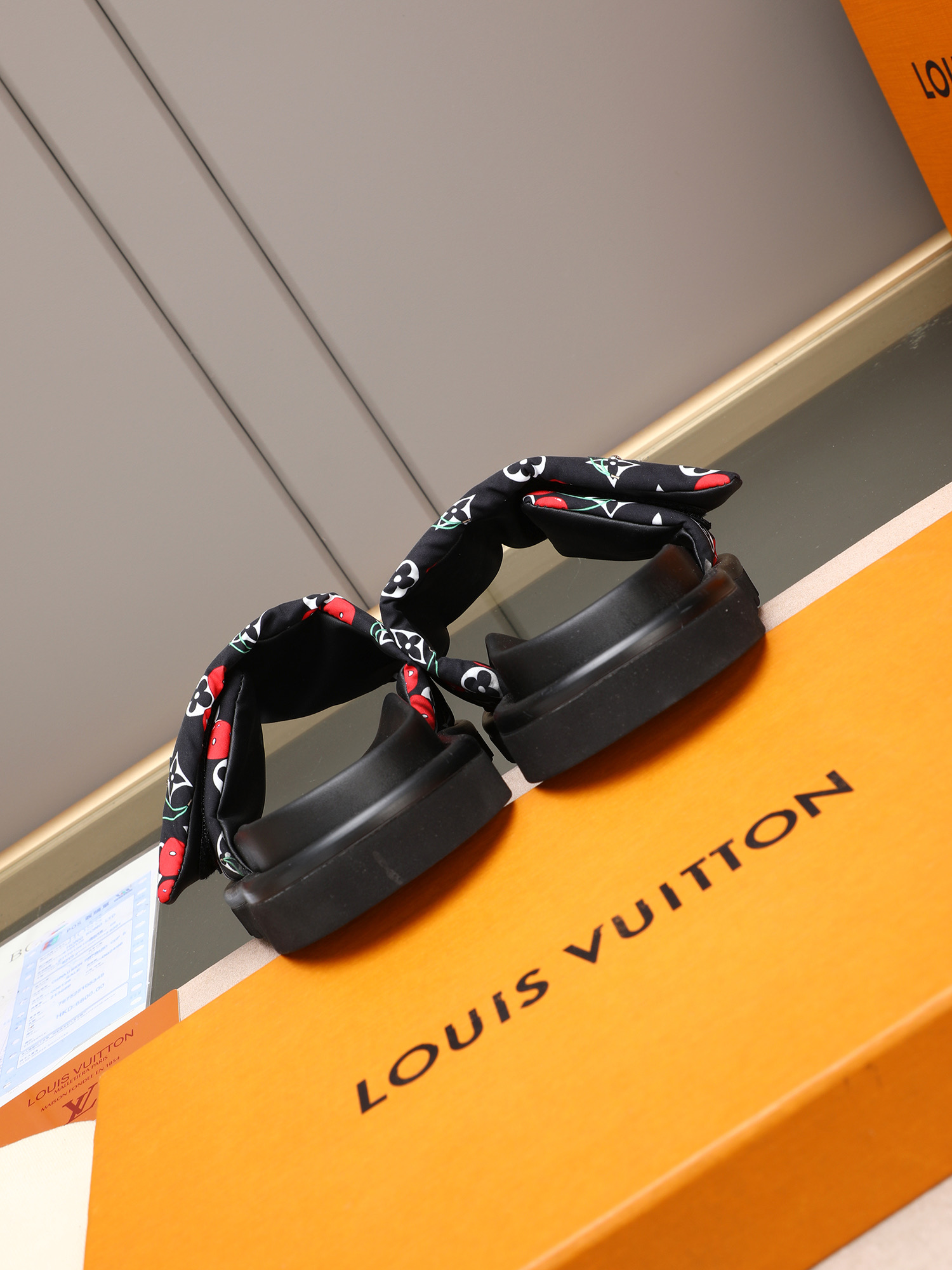 LV 一比一 Monogram櫻桃印花厚底拖鞋 黑色時尚款| 11 LV 一比一 Monogram櫻桃印花厚底拖鞋 黑色時尚款