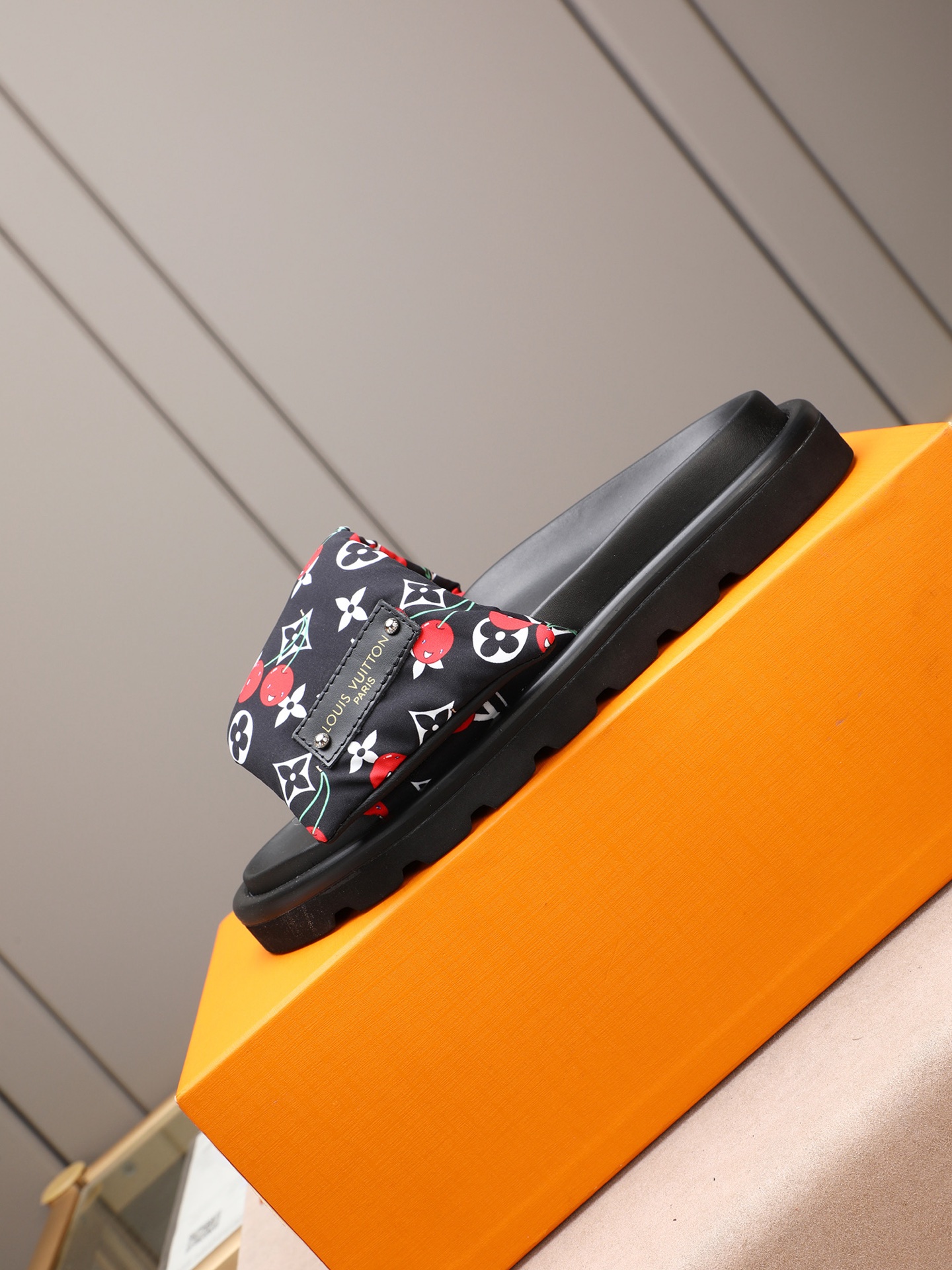LV 一比一 Monogram櫻桃印花厚底拖鞋 黑色時尚款| 10 LV 一比一 Monogram櫻桃印花厚底拖鞋 黑色時尚款