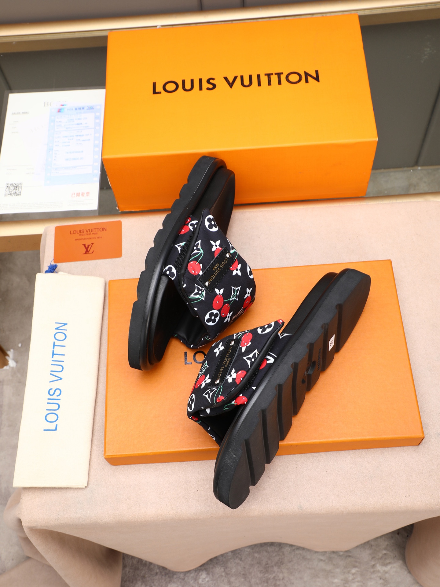 LV 一比一 Monogram櫻桃印花厚底拖鞋 黑色時尚款| 9 LV 一比一 Monogram櫻桃印花厚底拖鞋 黑色時尚款