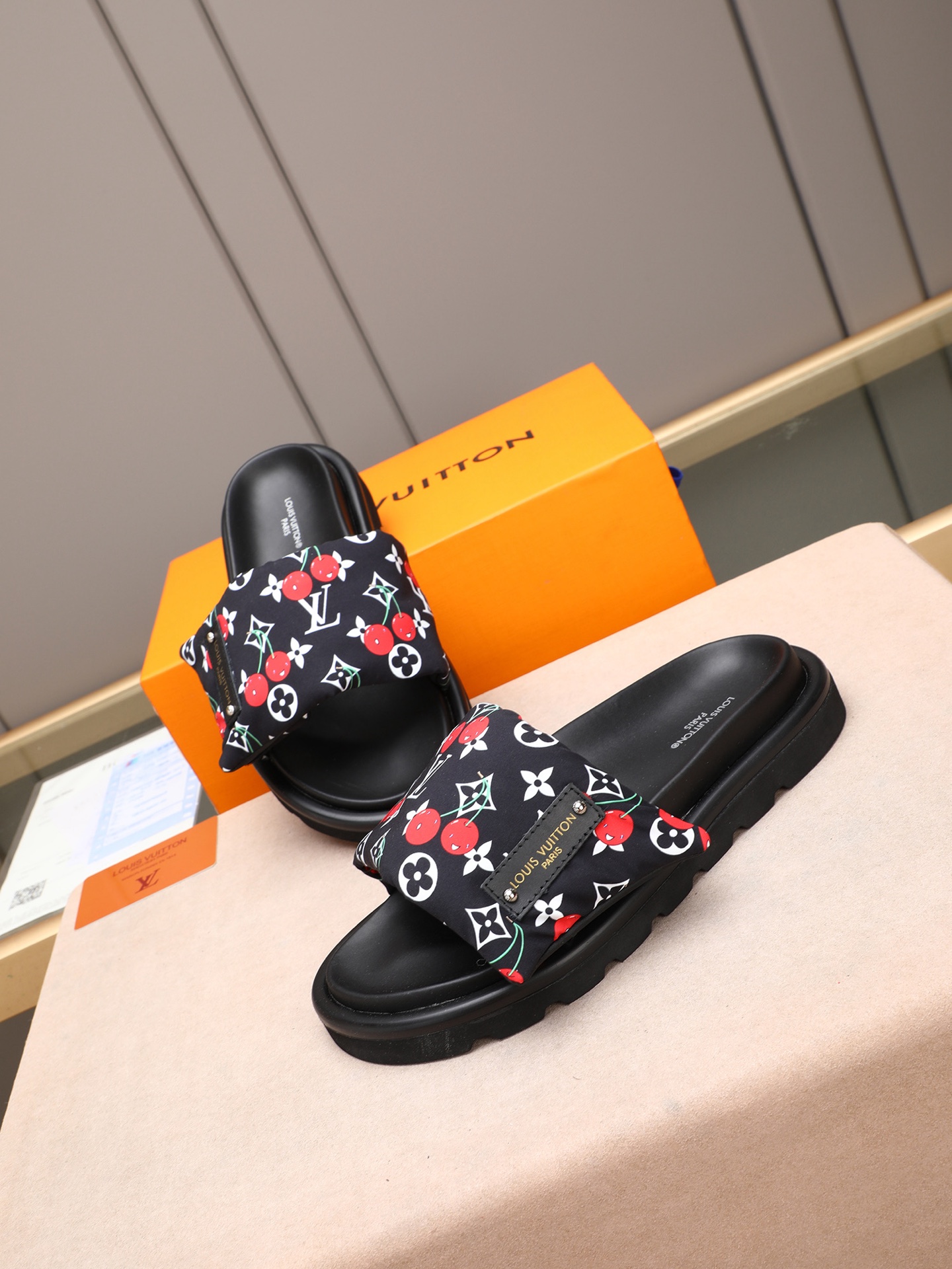 LV 一比一 Monogram櫻桃印花厚底拖鞋 黑色時尚款| 7 LV 一比一 Monogram櫻桃印花厚底拖鞋 黑色時尚款