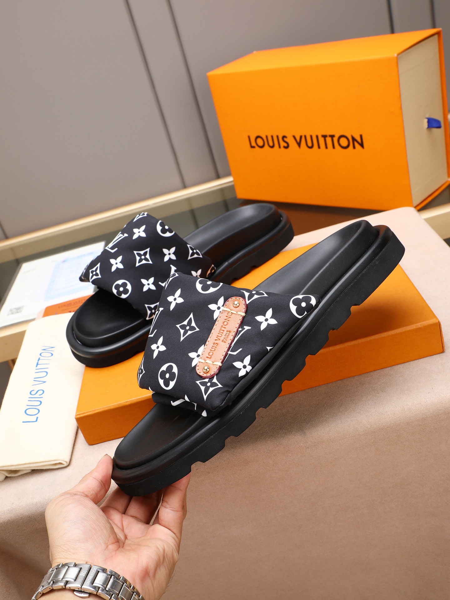 LV 高仿 Monogram厚底拖鞋 黑色經典百搭款| 14 LV 高仿 Monogram厚底拖鞋 黑色經典百搭款