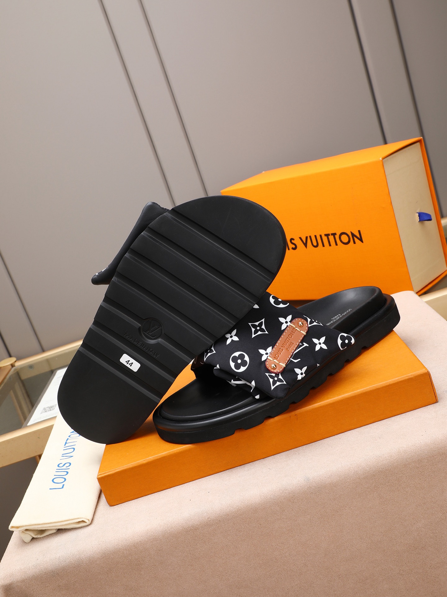 LV 高仿 Monogram厚底拖鞋 黑色經典百搭款| 13 LV 高仿 Monogram厚底拖鞋 黑色經典百搭款