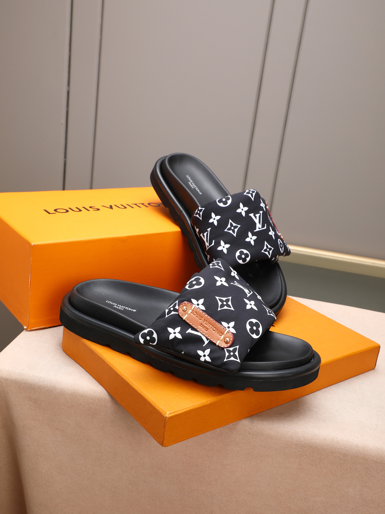 LV 高仿 Monogram厚底拖鞋 黑色經典百搭款| 12 LV 高仿 Monogram厚底拖鞋 黑色經典百搭款