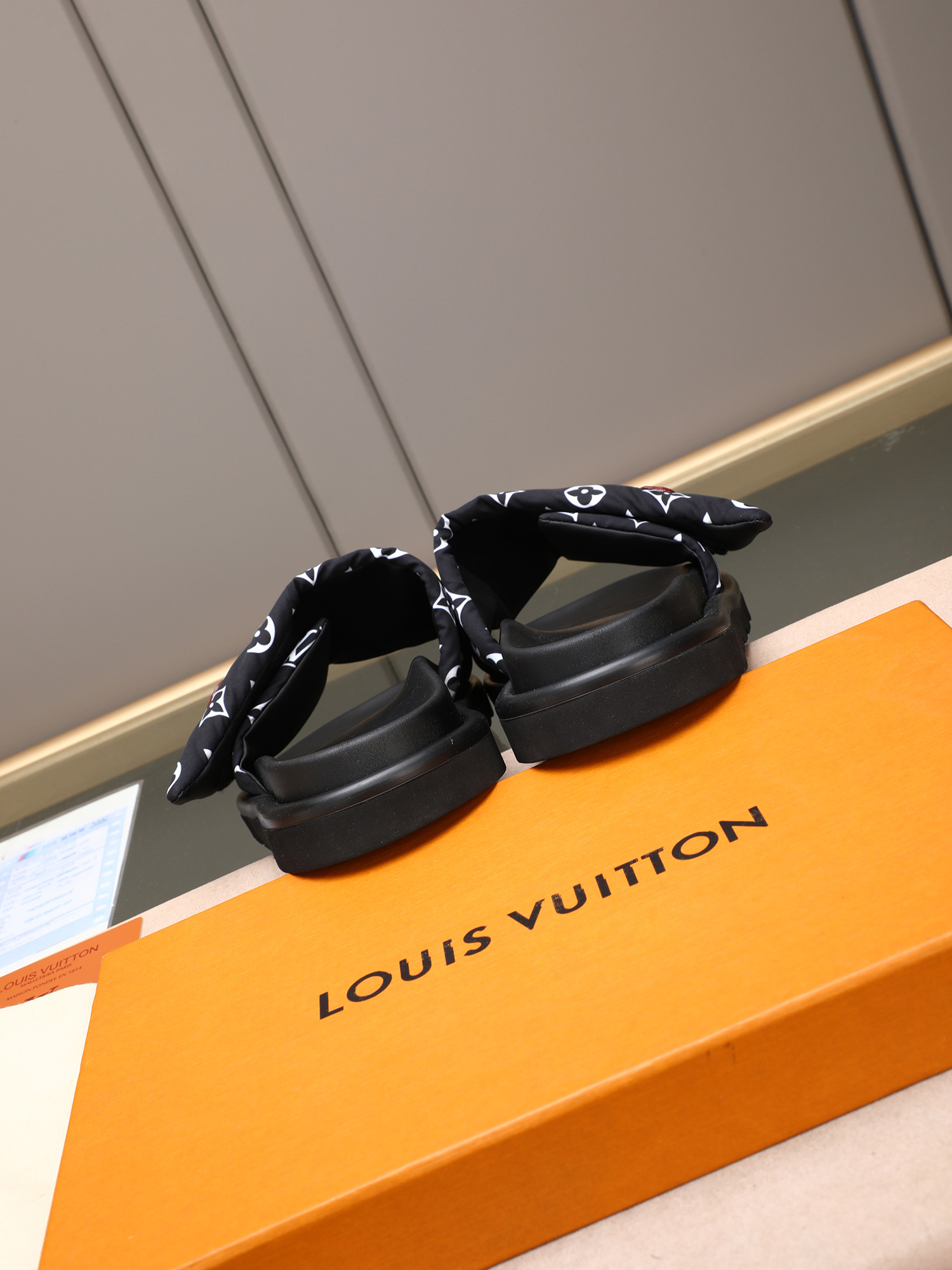 LV 高仿 Monogram厚底拖鞋 黑色經典百搭款| 11 LV 高仿 Monogram厚底拖鞋 黑色經典百搭款