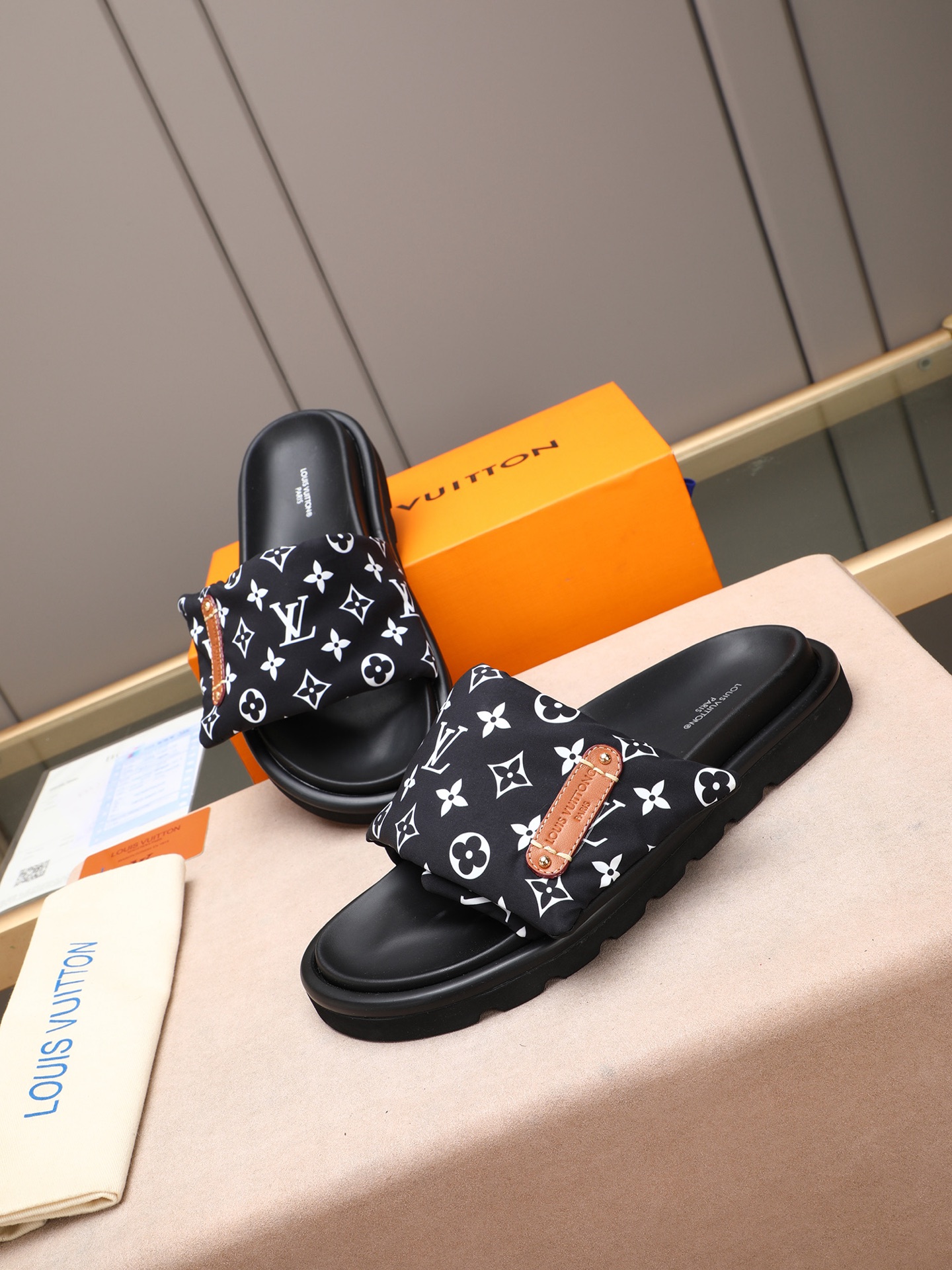 LV 高仿 Monogram厚底拖鞋 黑色經典百搭款| 9 LV 高仿 Monogram厚底拖鞋 黑色經典百搭款