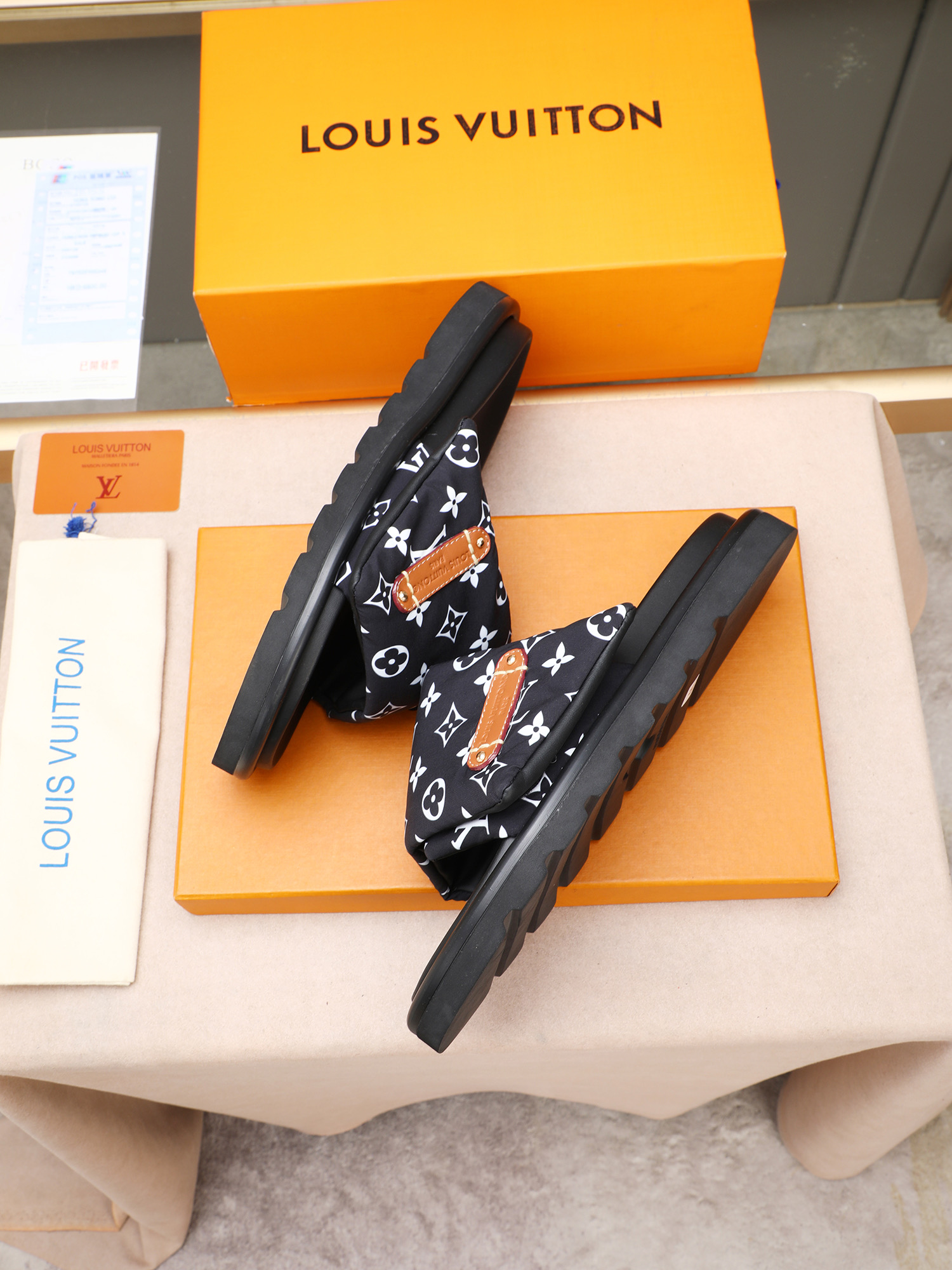LV 高仿 Monogram厚底拖鞋 黑色經典百搭款| 8 LV 高仿 Monogram厚底拖鞋 黑色經典百搭款