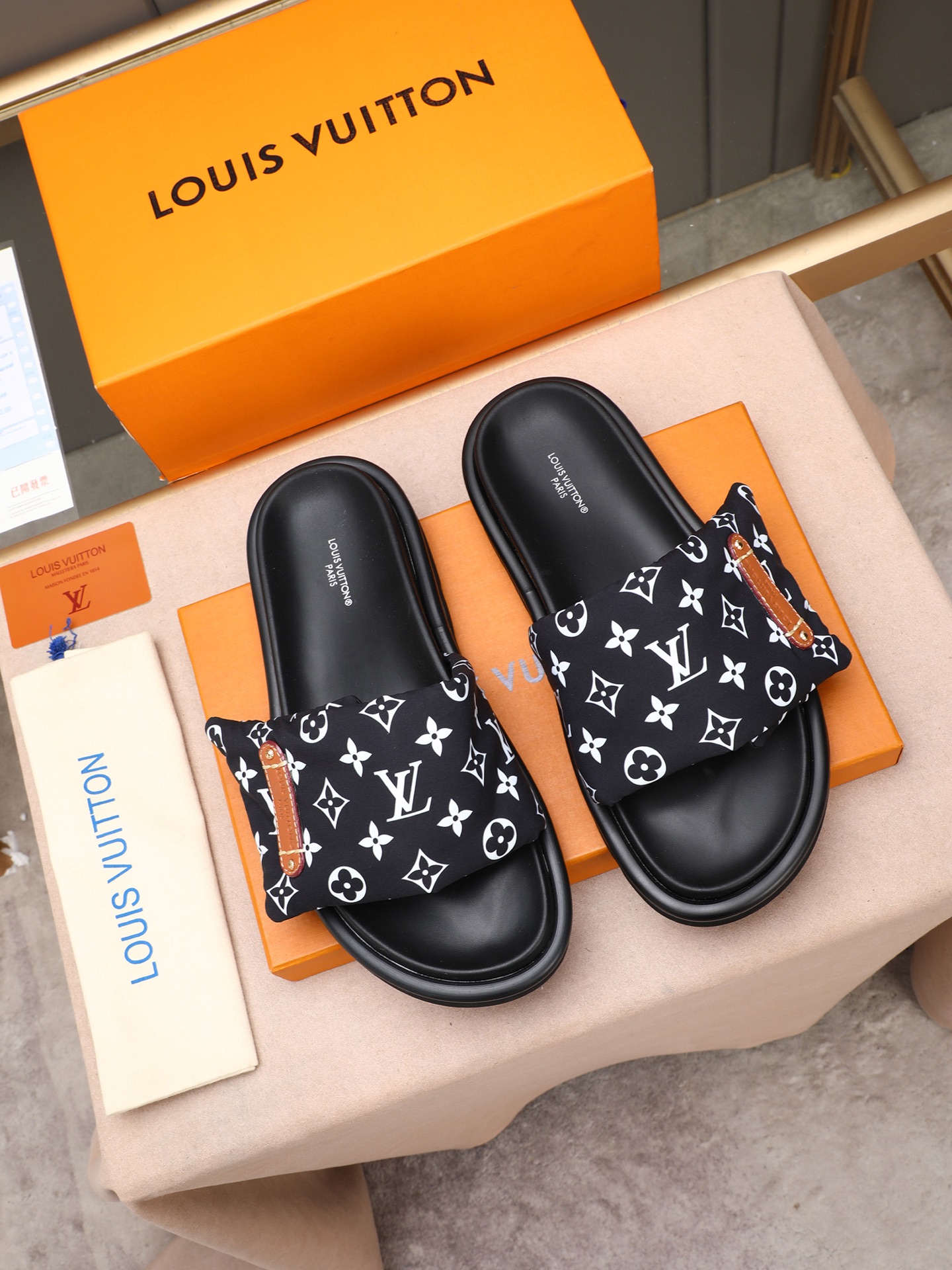 LV 高仿 Monogram厚底拖鞋 黑色經典百搭款| 7 LV 高仿 Monogram厚底拖鞋 黑色經典百搭款