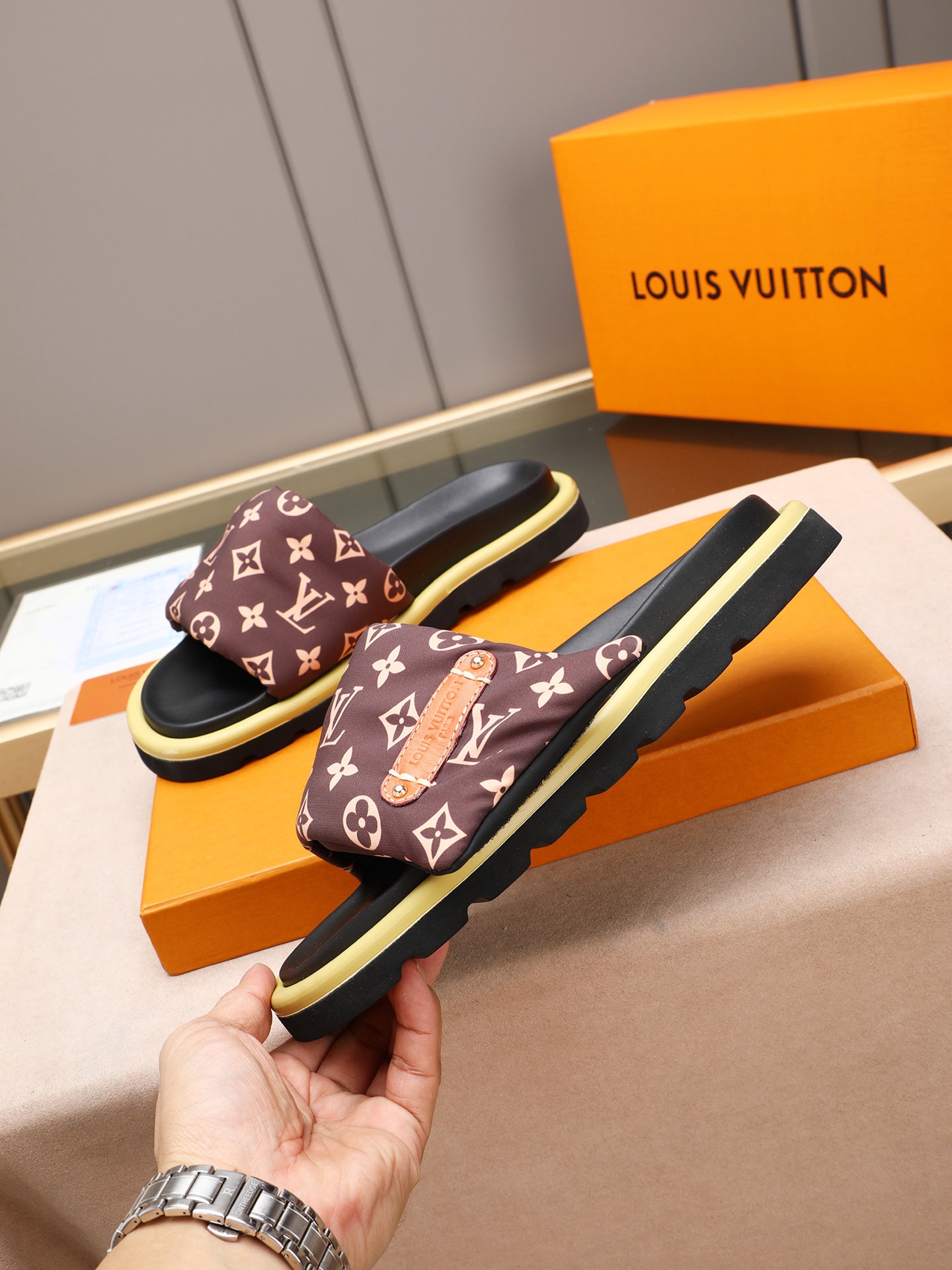 LV A貨 Monogram壓紋厚底拖鞋 黑色低調款| 14 LV A貨 Monogram壓紋厚底拖鞋 黑色低調款