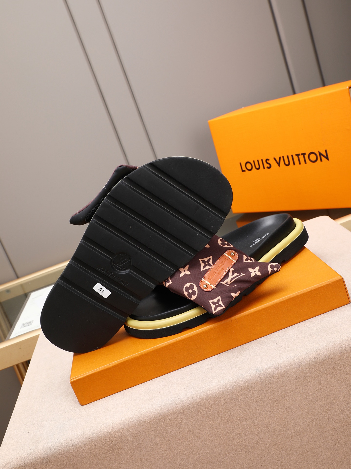 LV A貨 Monogram壓紋厚底拖鞋 黑色低調款| 13 LV A貨 Monogram壓紋厚底拖鞋 黑色低調款