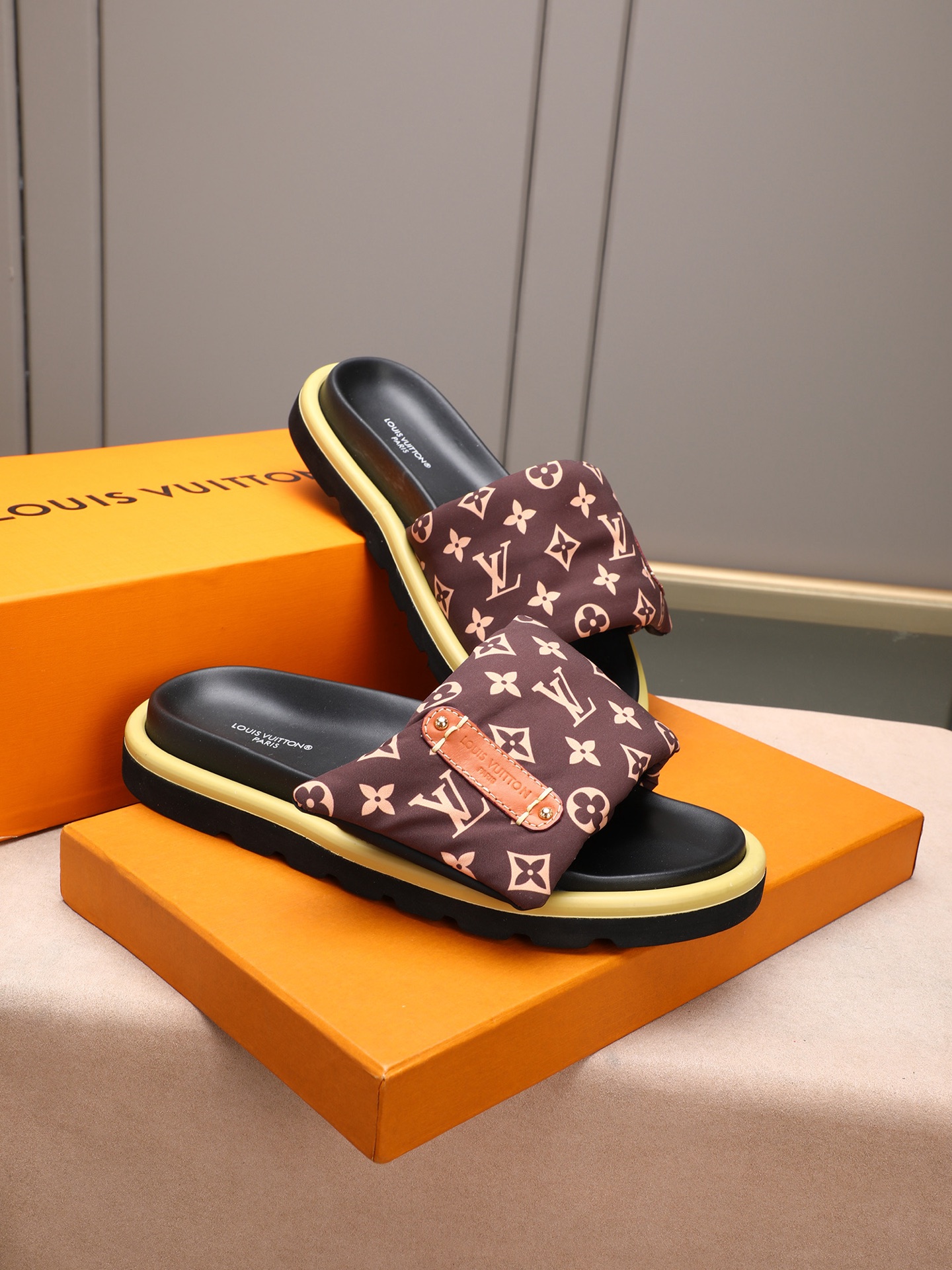 LV A貨 Monogram壓紋厚底拖鞋 黑色低調款| 12 LV A貨 Monogram壓紋厚底拖鞋 黑色低調款