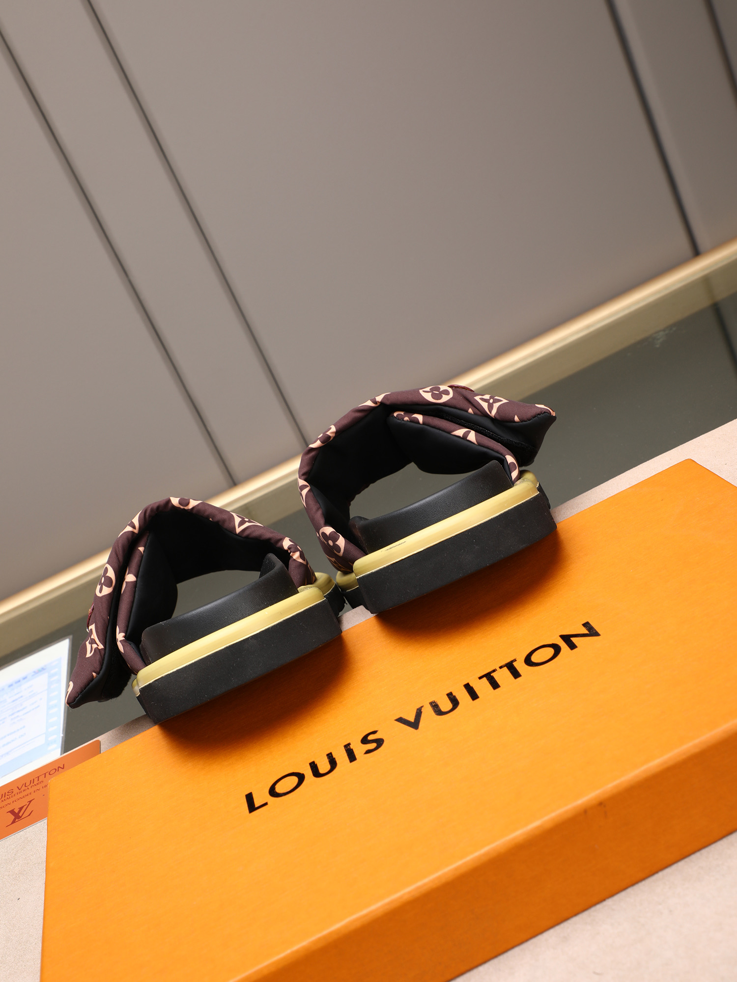LV A貨 Monogram壓紋厚底拖鞋 黑色低調款| 11 LV A貨 Monogram壓紋厚底拖鞋 黑色低調款