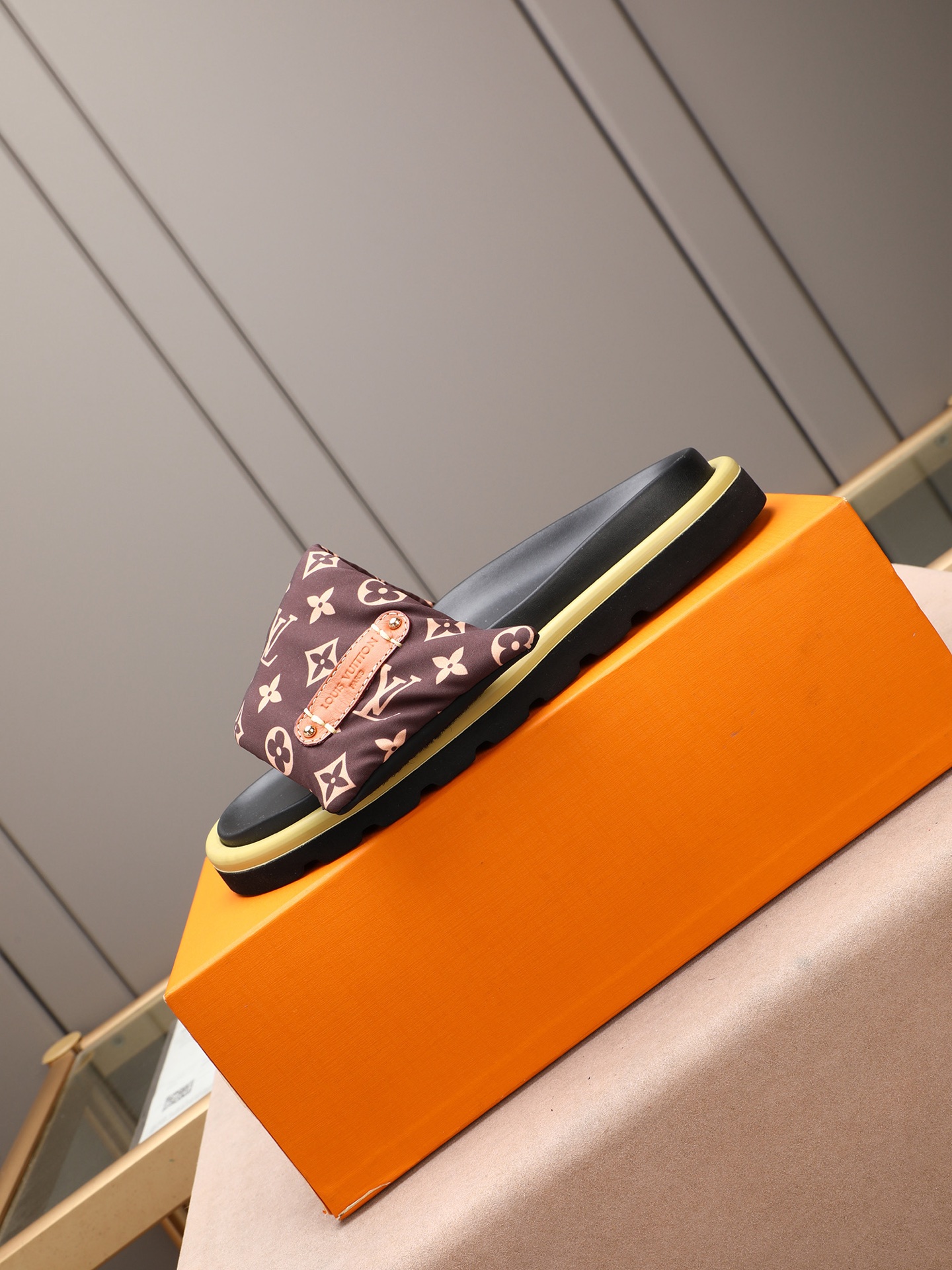 LV A貨 Monogram壓紋厚底拖鞋 黑色低調款| 10 LV A貨 Monogram壓紋厚底拖鞋 黑色低調款