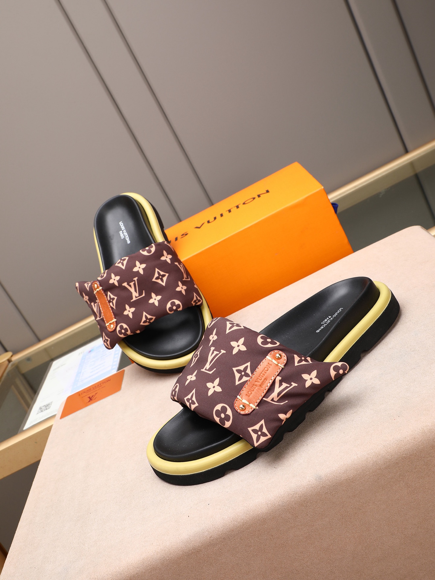 LV A貨 Monogram壓紋厚底拖鞋 黑色低調款| 9 LV A貨 Monogram壓紋厚底拖鞋 黑色低調款