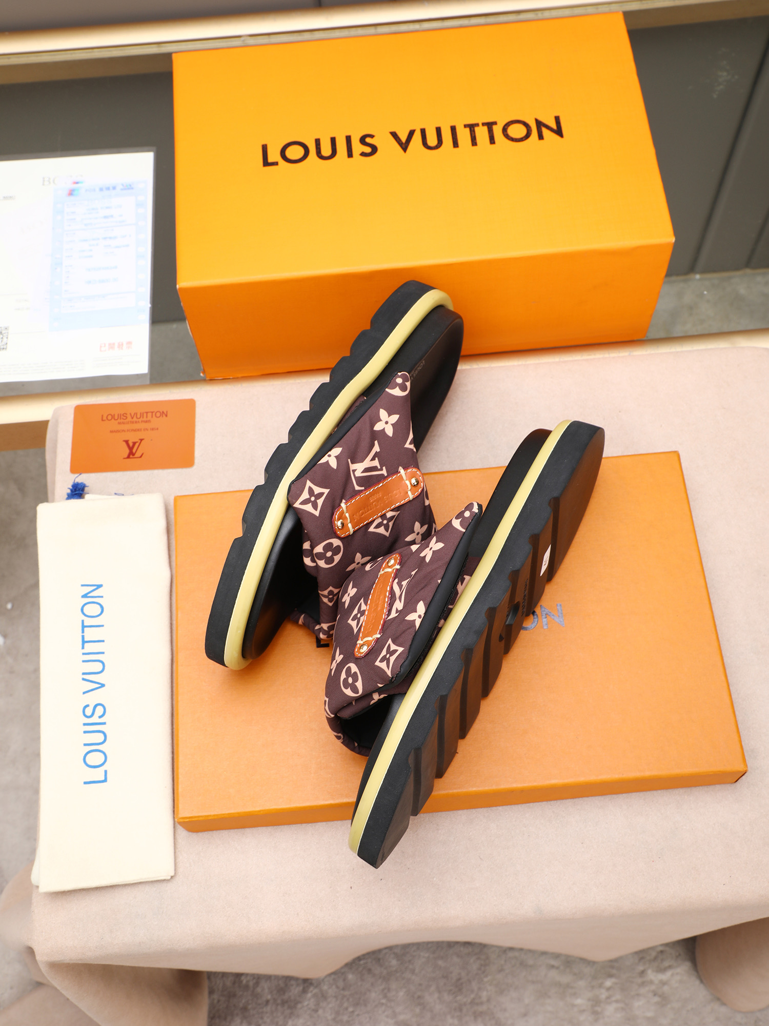LV A貨 Monogram壓紋厚底拖鞋 黑色低調款| 8 LV A貨 Monogram壓紋厚底拖鞋 黑色低調款