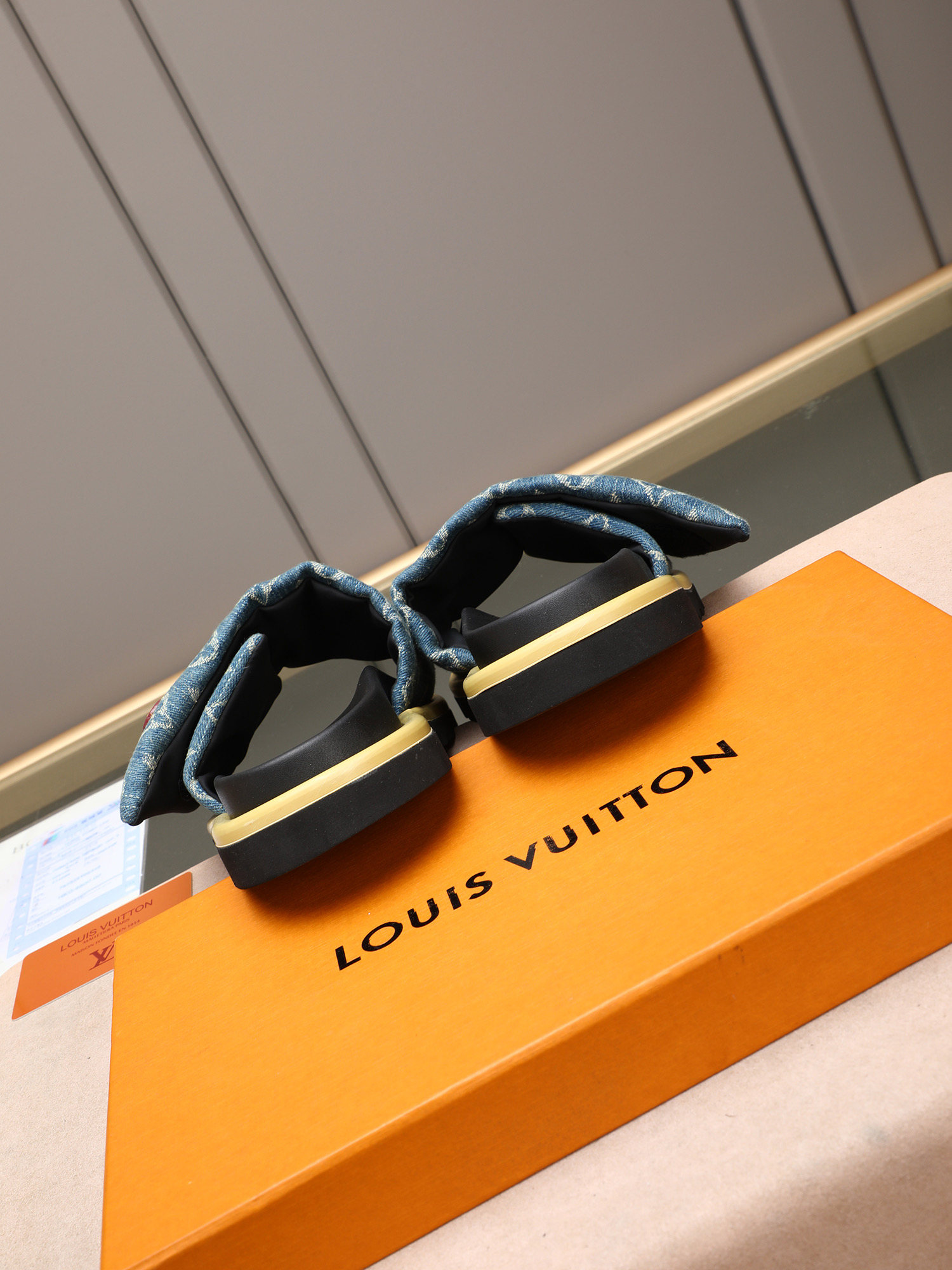 LV 一比一 Monogram牛仔蓝黑厚底拖鞋 簡約百搭款| 11 LV 一比一 Monogram牛仔蓝黑厚底拖鞋 簡約百搭款
