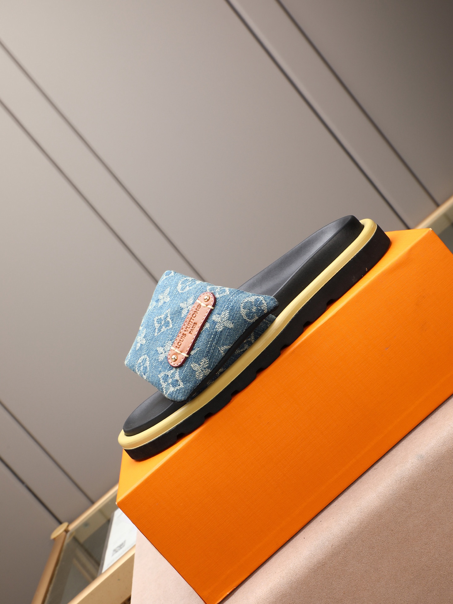LV 一比一 Monogram牛仔蓝黑厚底拖鞋 簡約百搭款| 10 LV 一比一 Monogram牛仔蓝黑厚底拖鞋 簡約百搭款