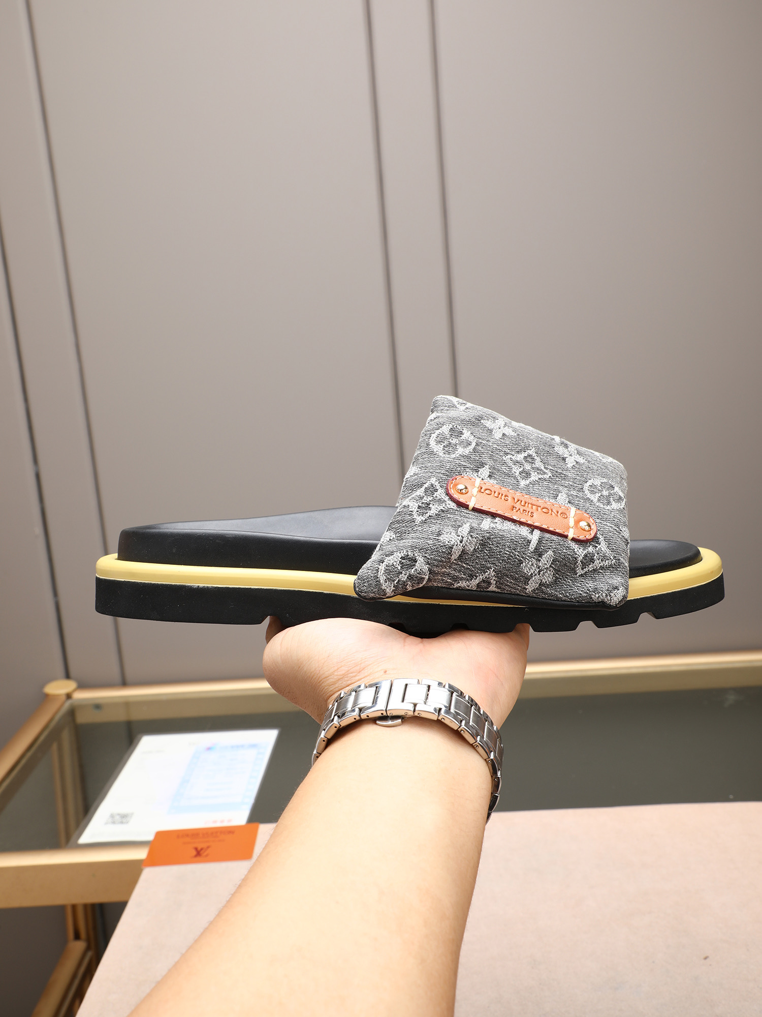 LV 高仿 灰色Monogram厚底拖鞋 黑底潮流款| 6 LV 高仿 灰色Monogram厚底拖鞋 黑底潮流款