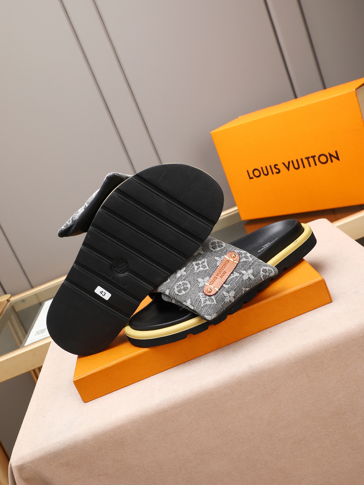 LV 高仿 灰色Monogram厚底拖鞋 黑底潮流款| 13 LV 高仿 灰色Monogram厚底拖鞋 黑底潮流款