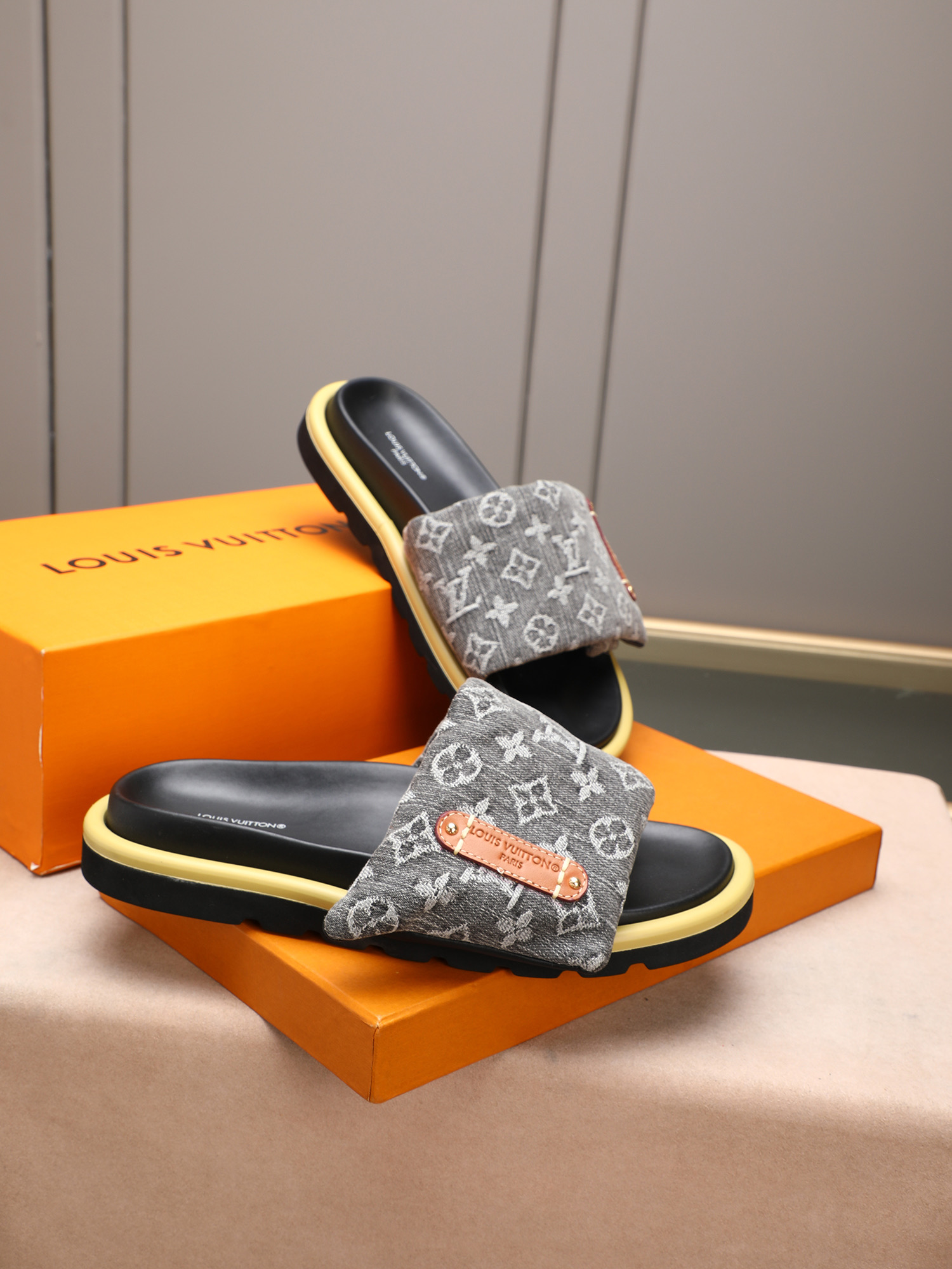 LV 高仿 灰色Monogram厚底拖鞋 黑底潮流款| 12 LV 高仿 灰色Monogram厚底拖鞋 黑底潮流款