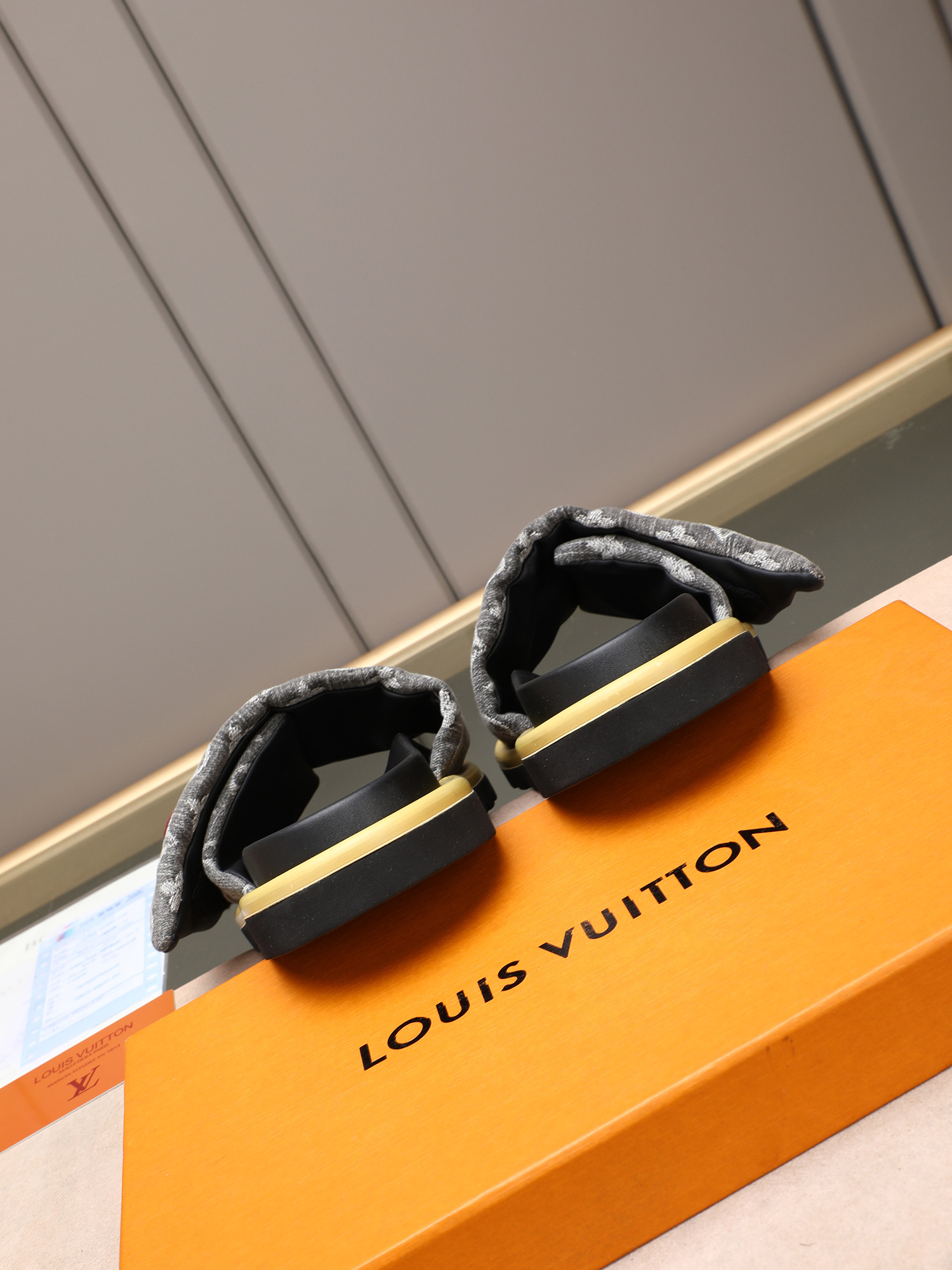 LV 高仿 灰色Monogram厚底拖鞋 黑底潮流款| 11 LV 高仿 灰色Monogram厚底拖鞋 黑底潮流款