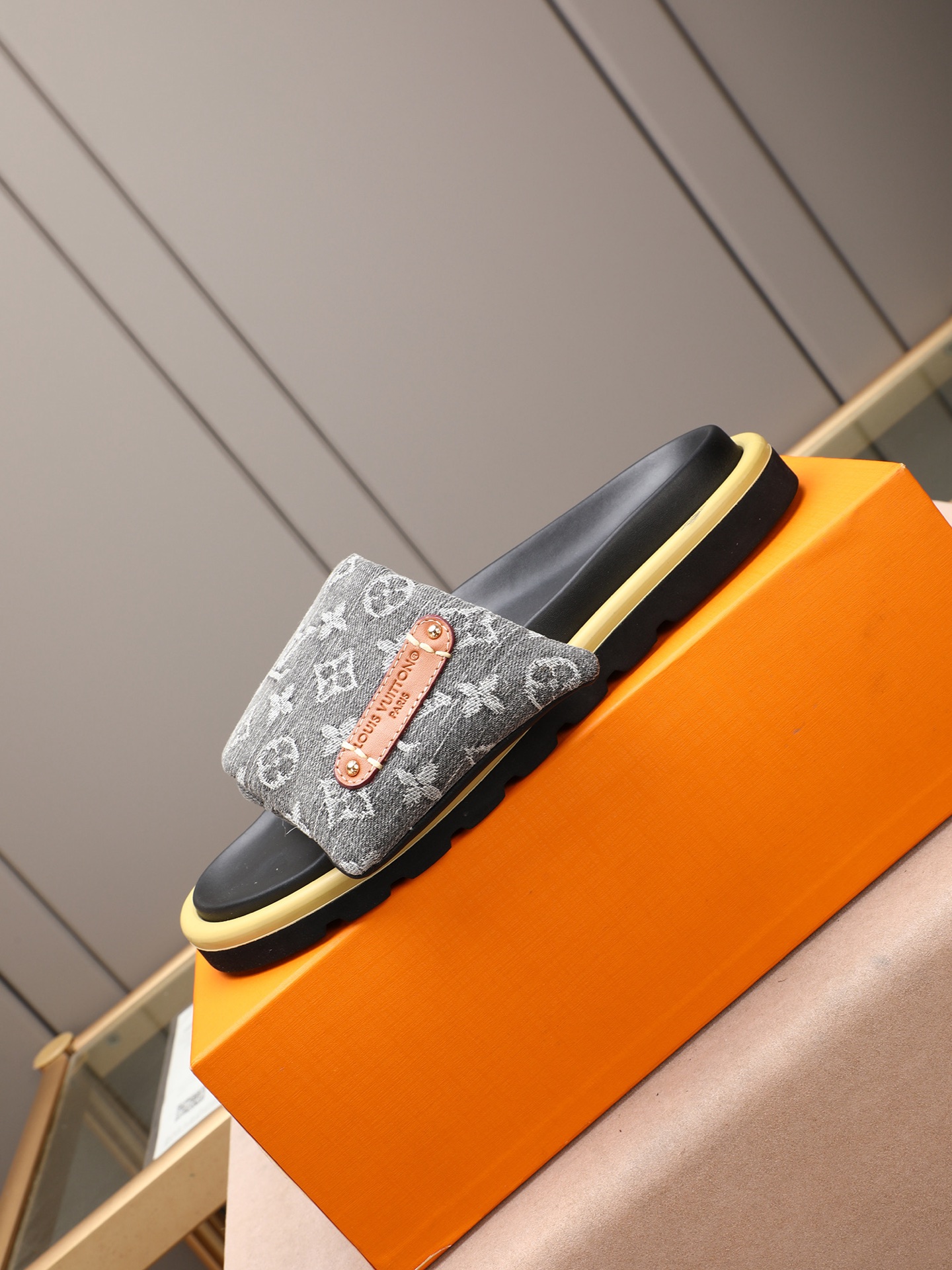 LV 高仿 灰色Monogram厚底拖鞋 黑底潮流款| 10 LV 高仿 灰色Monogram厚底拖鞋 黑底潮流款