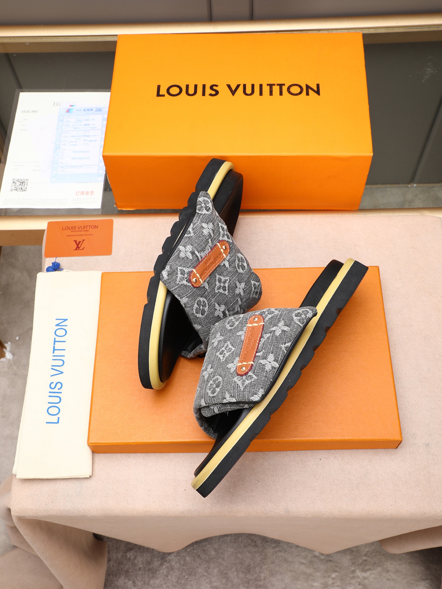 LV 高仿 灰色Monogram厚底拖鞋 黑底潮流款| 9 LV 高仿 灰色Monogram厚底拖鞋 黑底潮流款
