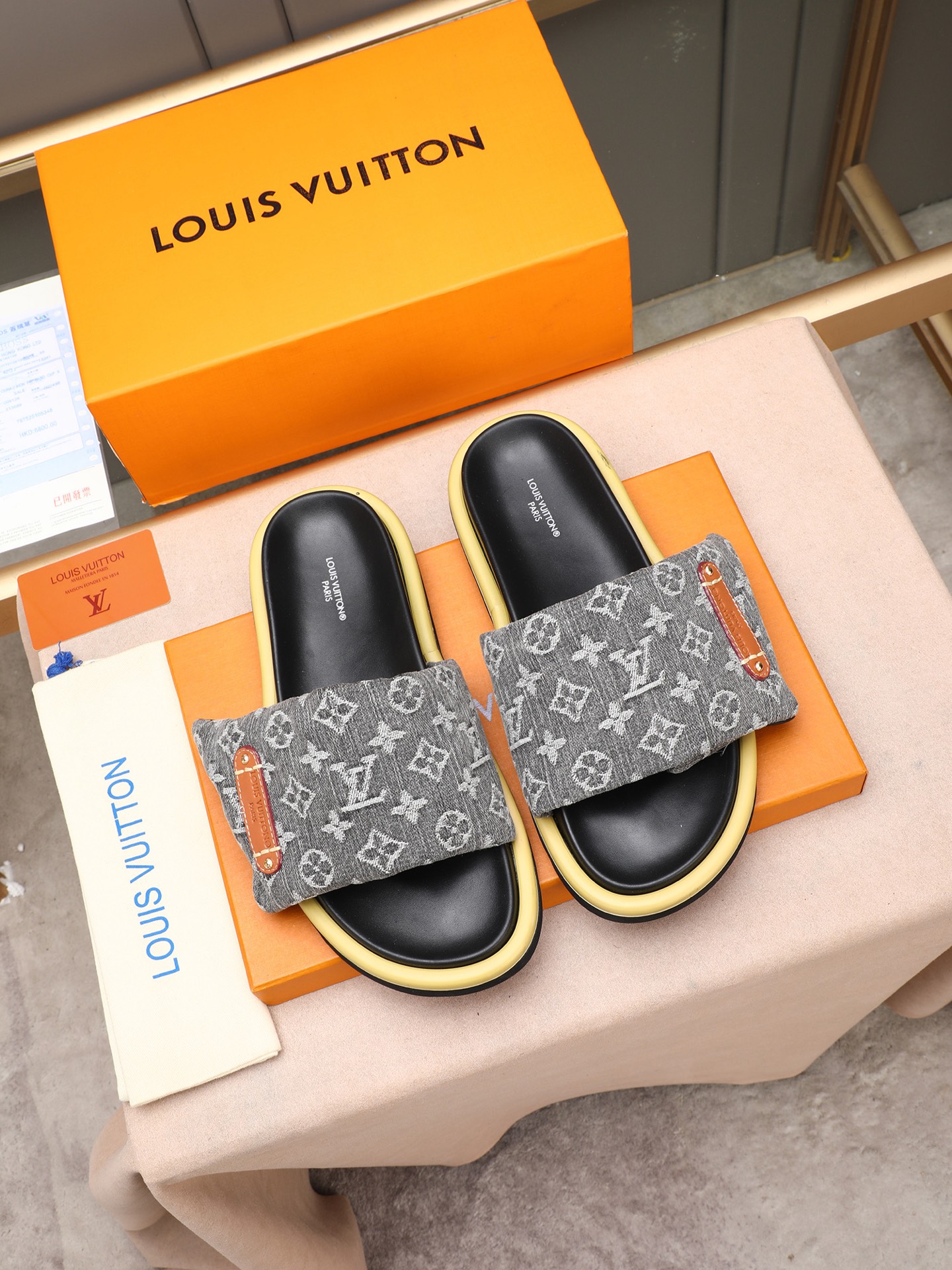 LV 高仿 灰色Monogram厚底拖鞋 黑底潮流款| 8 LV 高仿 灰色Monogram厚底拖鞋 黑底潮流款