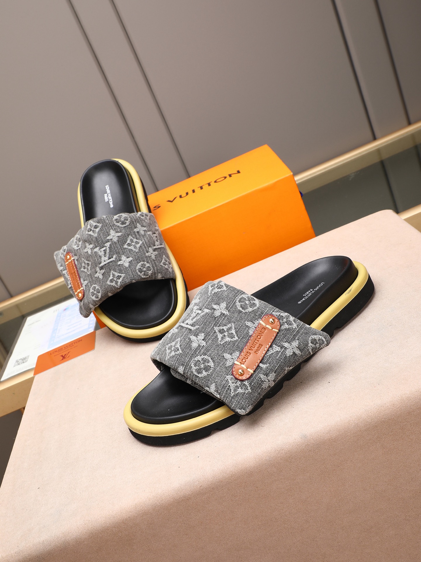 LV 高仿 灰色Monogram厚底拖鞋 黑底潮流款| 7 LV 高仿 灰色Monogram厚底拖鞋 黑底潮流款