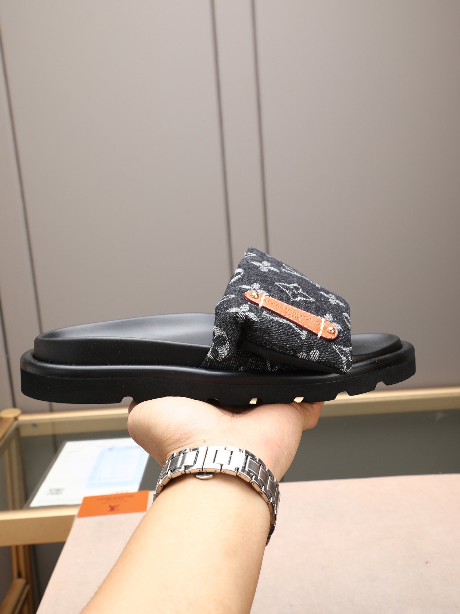 LV 原單 黑色Monogram厚底拖鞋 黑底潮流款| 6 LV 原單 黑色Monogram厚底拖鞋 黑底潮流款