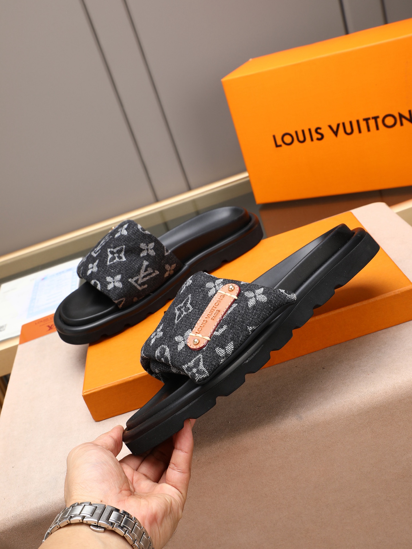 LV 原單 黑色Monogram厚底拖鞋 黑底潮流款| 14 LV 原單 黑色Monogram厚底拖鞋 黑底潮流款