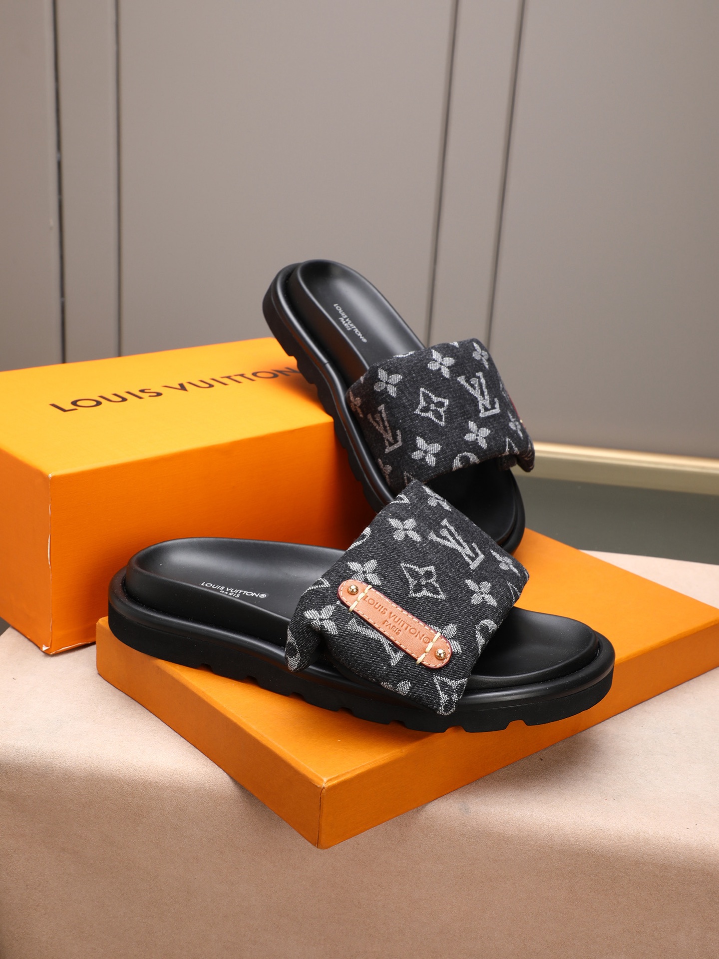 LV 原單 黑色Monogram厚底拖鞋 黑底潮流款| 12 LV 原單 黑色Monogram厚底拖鞋 黑底潮流款