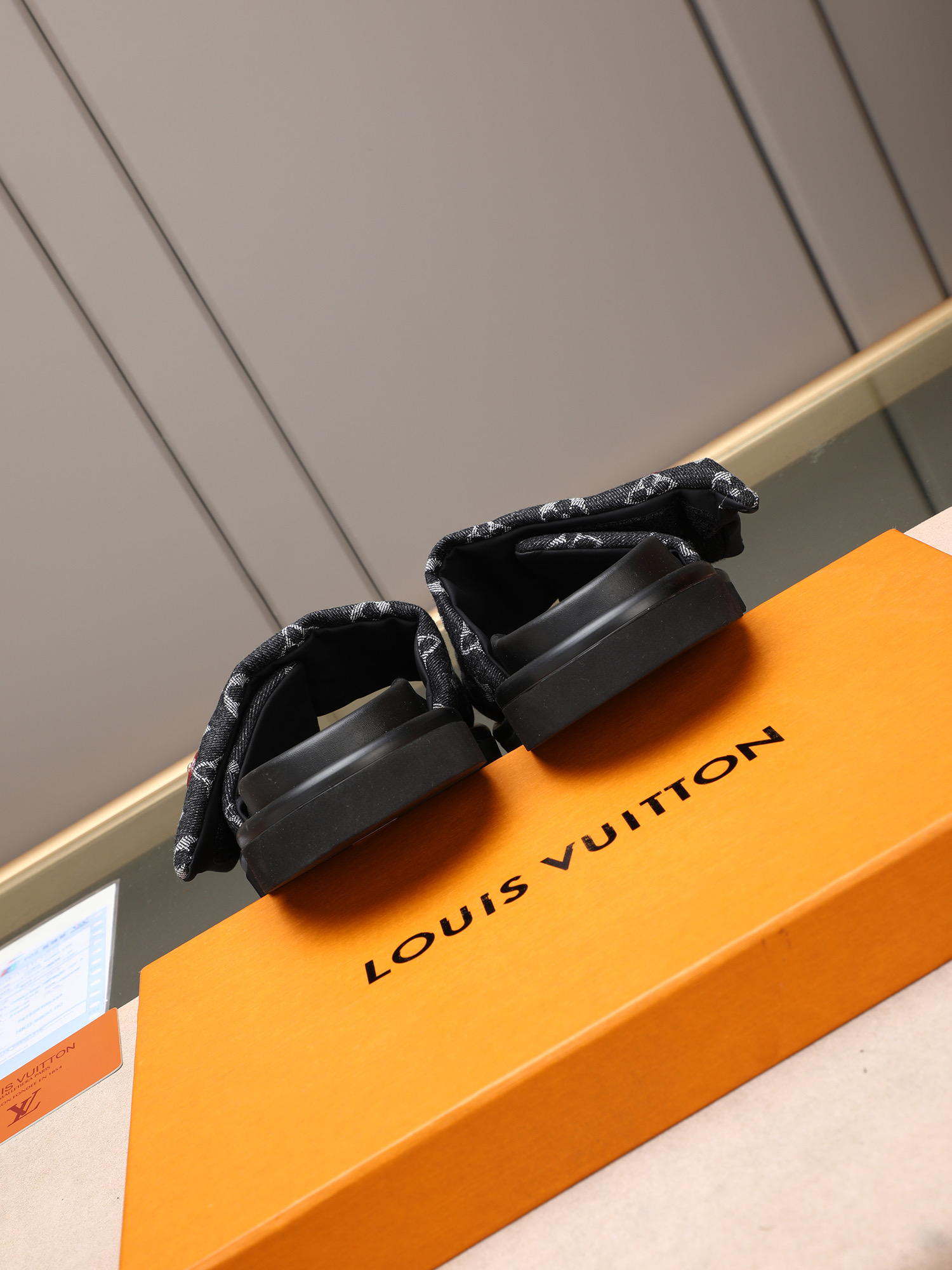 LV 原單 黑色Monogram厚底拖鞋 黑底潮流款| 11 LV 原單 黑色Monogram厚底拖鞋 黑底潮流款