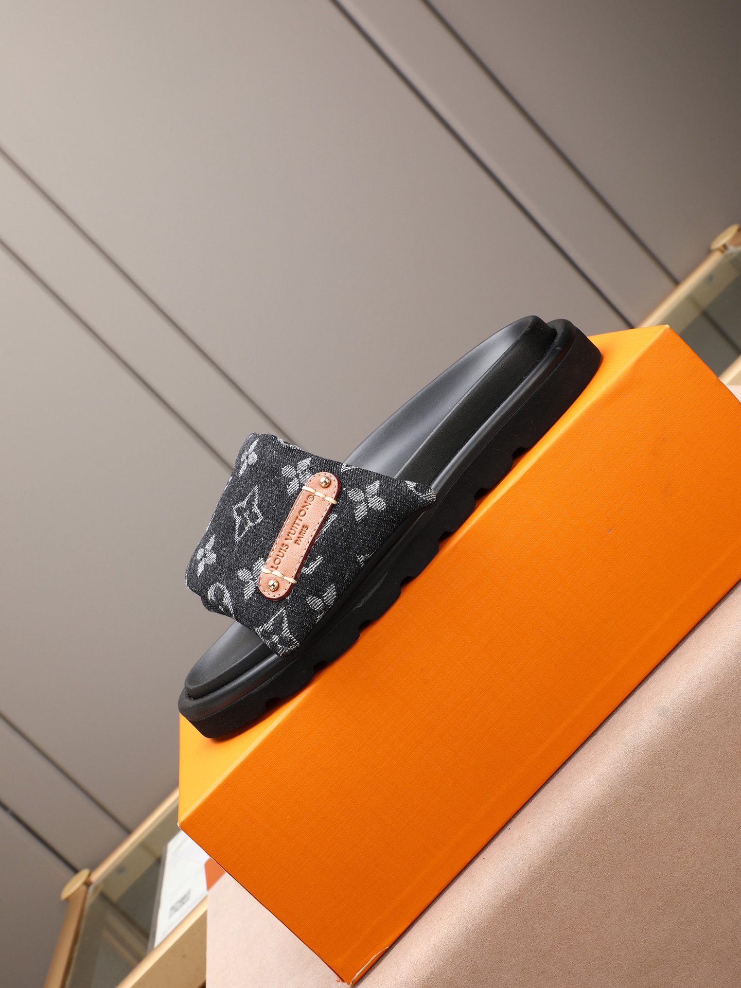 LV 原單 黑色Monogram厚底拖鞋 黑底潮流款| 10 LV 原單 黑色Monogram厚底拖鞋 黑底潮流款