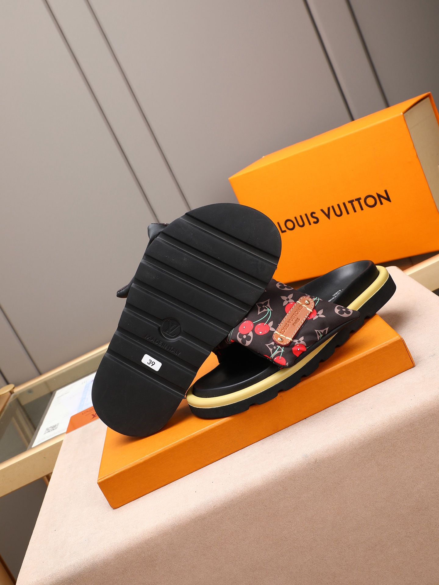 LV 一比一 櫻桃印花厚底拖鞋 時尚休閒一字拖 黑色款| 12 LV 一比一 櫻桃印花厚底拖鞋 時尚休閒一字拖 黑色款