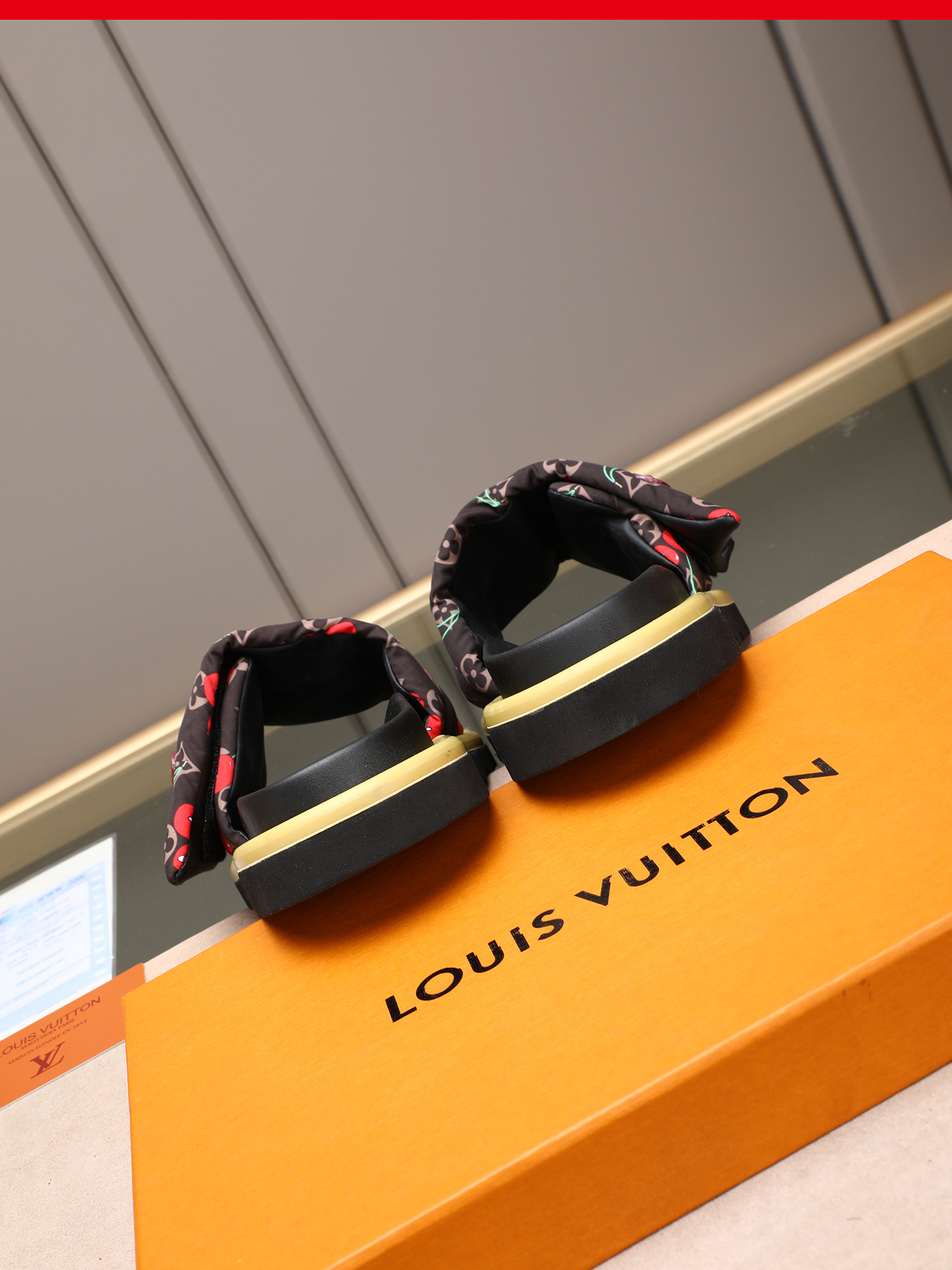LV 一比一 櫻桃印花厚底拖鞋 時尚休閒一字拖 黑色款| 10 LV 一比一 櫻桃印花厚底拖鞋 時尚休閒一字拖 黑色款