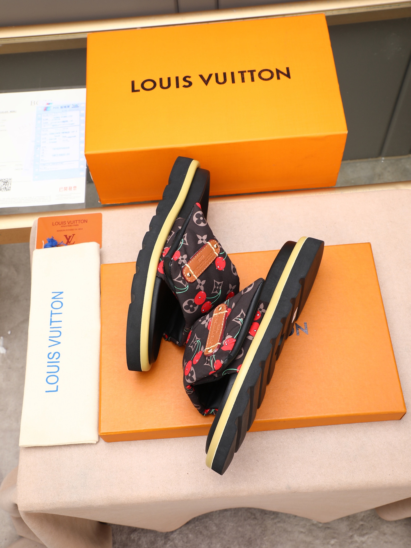 LV 一比一 櫻桃印花厚底拖鞋 時尚休閒一字拖 黑色款| 8 LV 一比一 櫻桃印花厚底拖鞋 時尚休閒一字拖 黑色款
