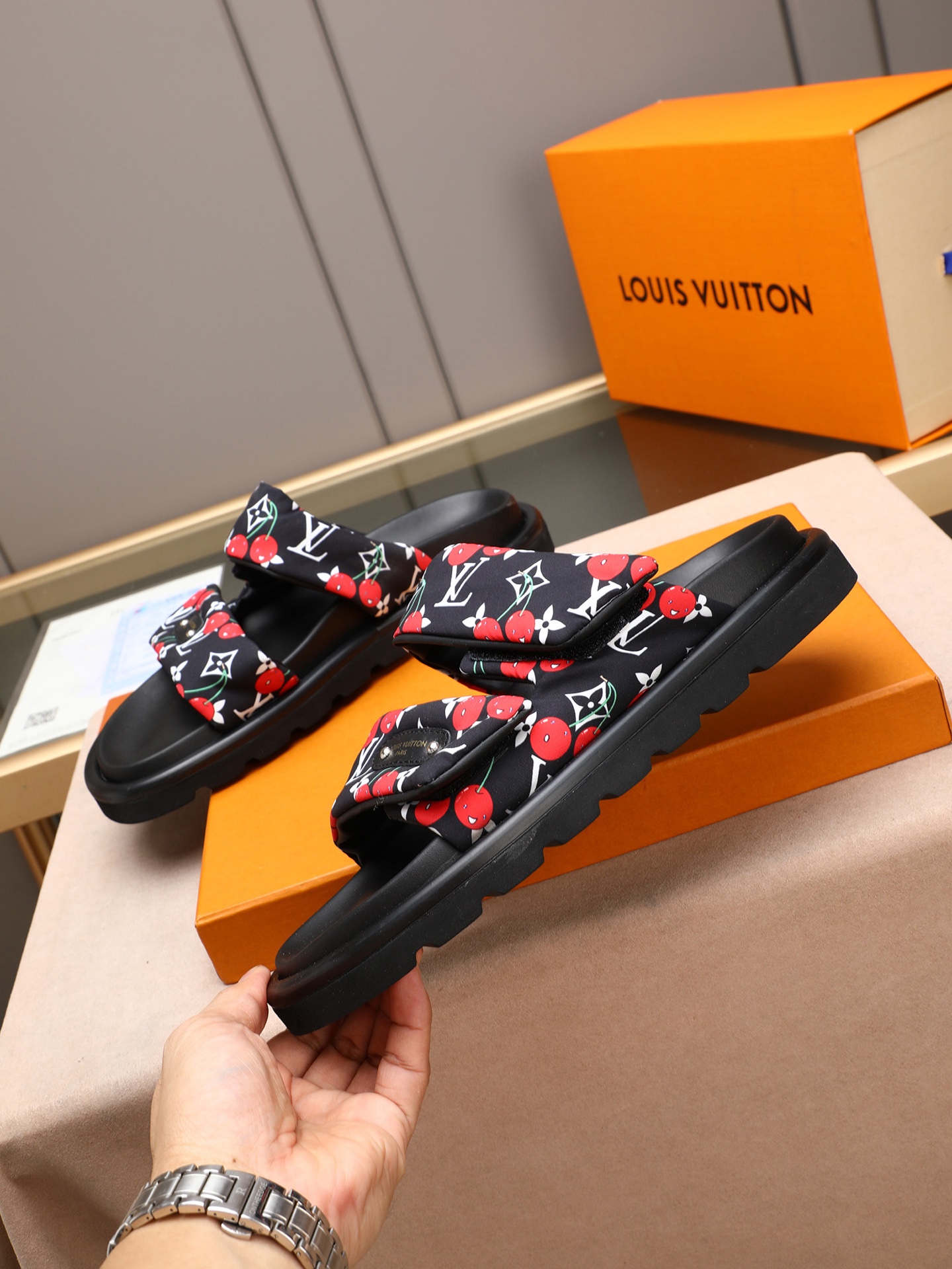 LV 高仿 雙帶櫻桃印花拖鞋 高端休閒厚底涼拖 黑色| 14 LV 高仿 雙帶櫻桃印花拖鞋 高端休閒厚底涼拖 黑色