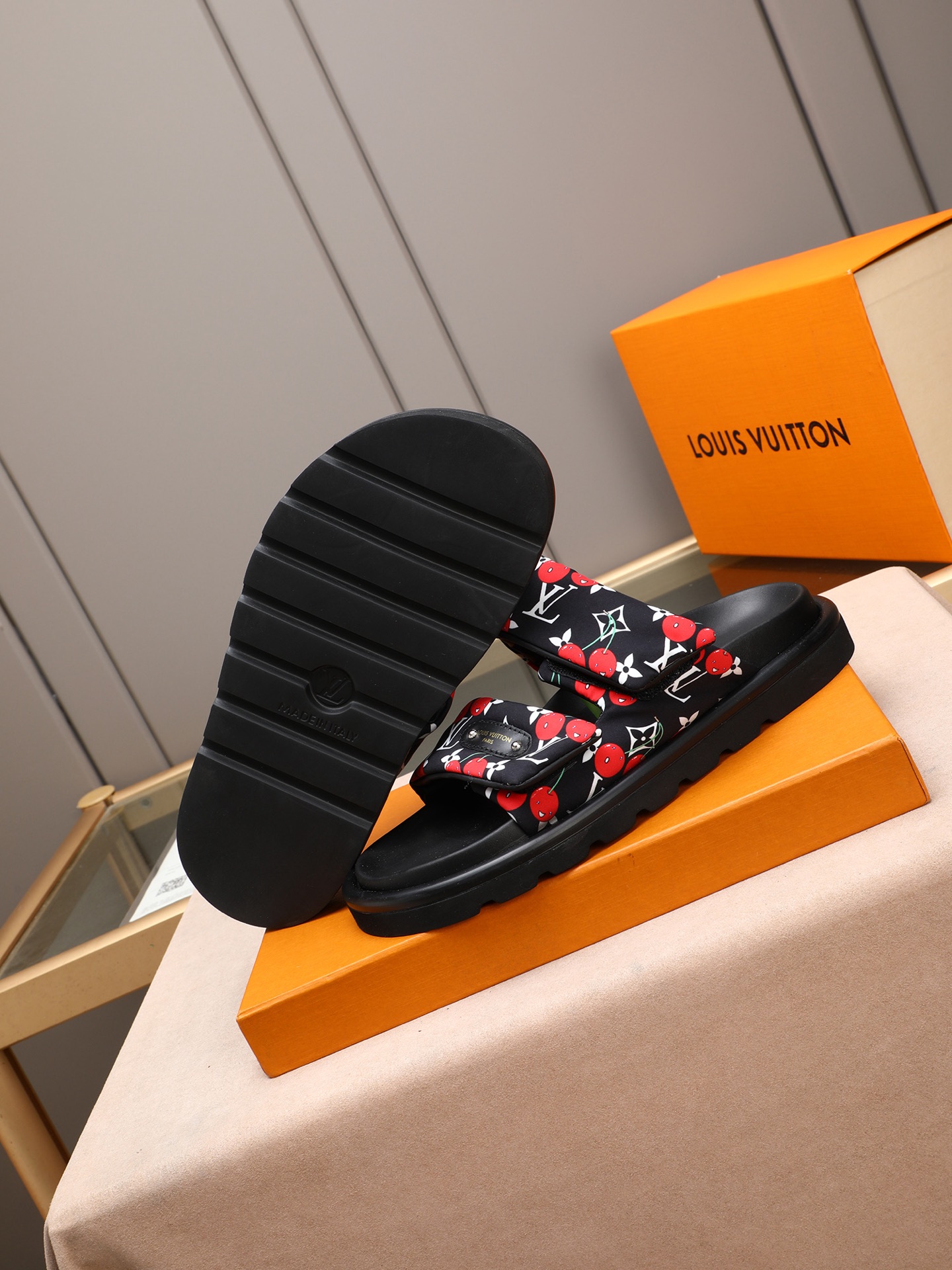 LV 高仿 雙帶櫻桃印花拖鞋 高端休閒厚底涼拖 黑色| 13 LV 高仿 雙帶櫻桃印花拖鞋 高端休閒厚底涼拖 黑色