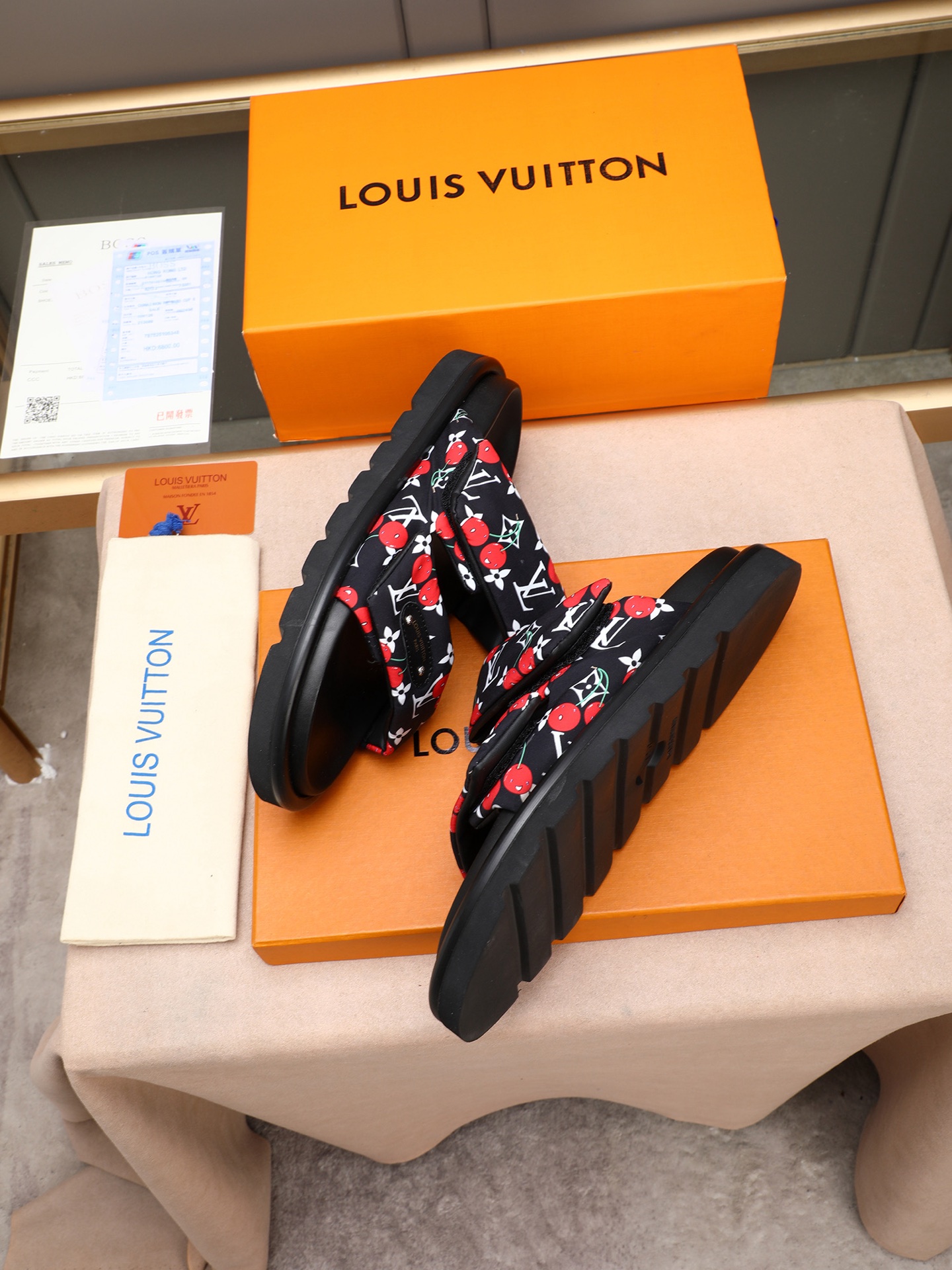 LV 高仿 雙帶櫻桃印花拖鞋 高端休閒厚底涼拖 黑色| 10 LV 高仿 雙帶櫻桃印花拖鞋 高端休閒厚底涼拖 黑色