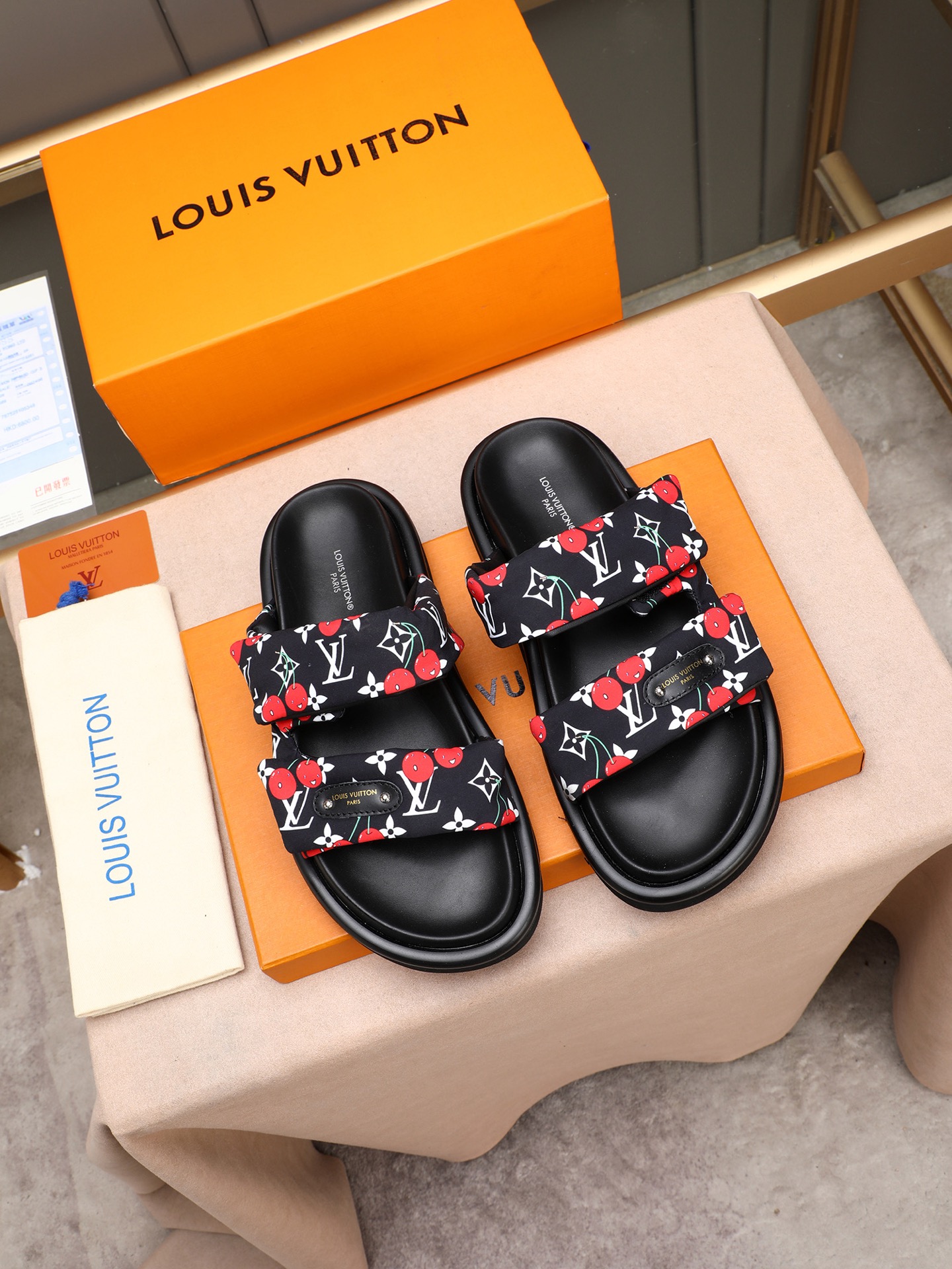 LV 高仿 雙帶櫻桃印花拖鞋 高端休閒厚底涼拖 黑色| 9 LV 高仿 雙帶櫻桃印花拖鞋 高端休閒厚底涼拖 黑色