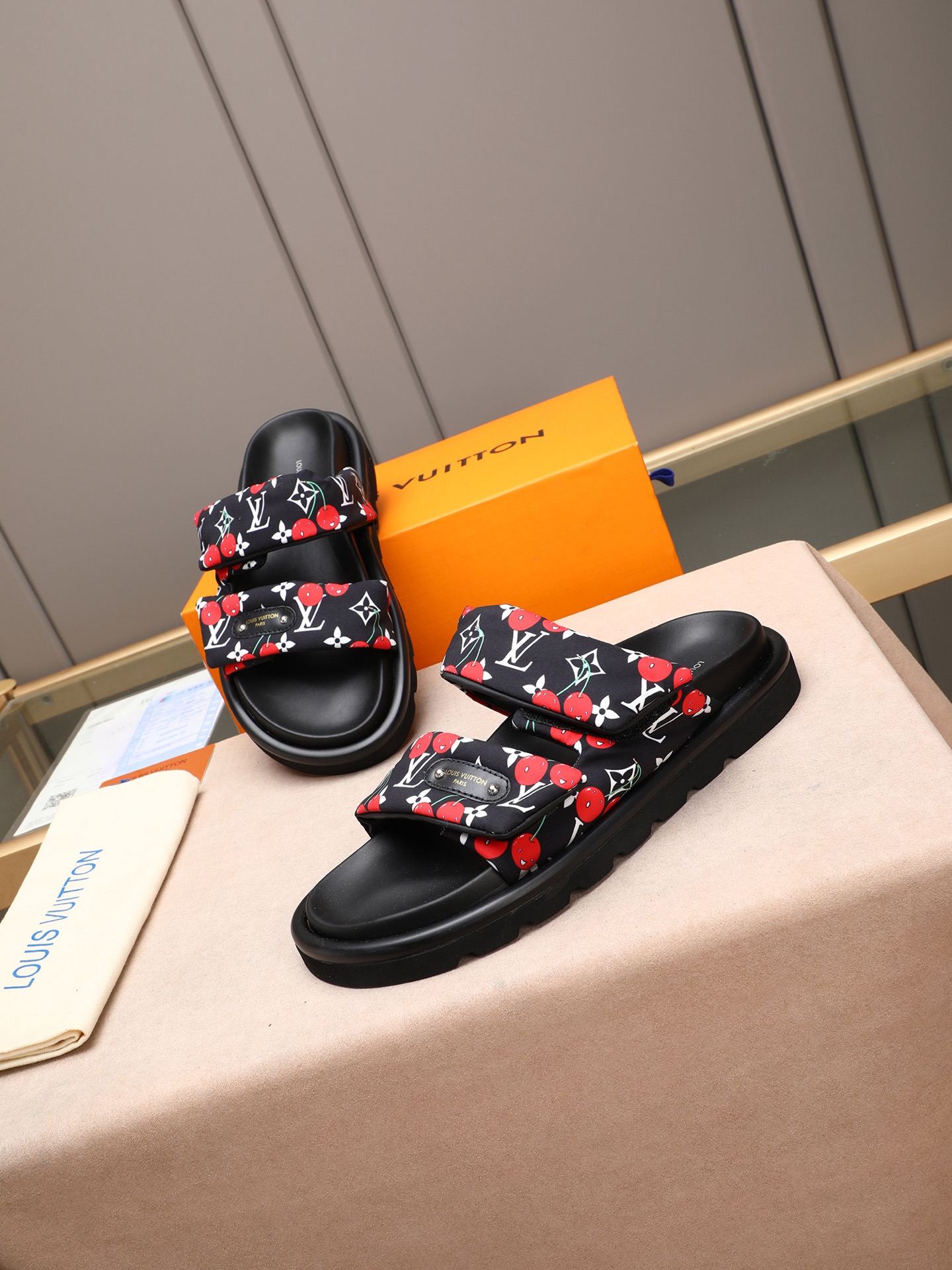 LV 高仿 雙帶櫻桃印花拖鞋 高端休閒厚底涼拖 黑色| 8 LV 高仿 雙帶櫻桃印花拖鞋 高端休閒厚底涼拖 黑色