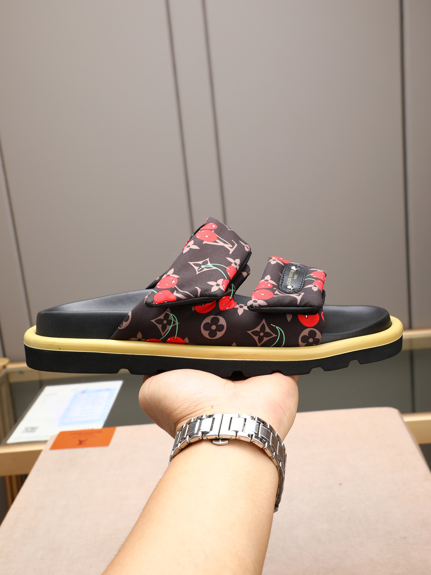 LV 高仿 Monogram 丹寧雙帶魔鬼氈拖鞋 棕色休閒舒適款| 6 LV 高仿 Monogram 丹寧雙帶魔鬼氈拖鞋 棕色休閒舒適款