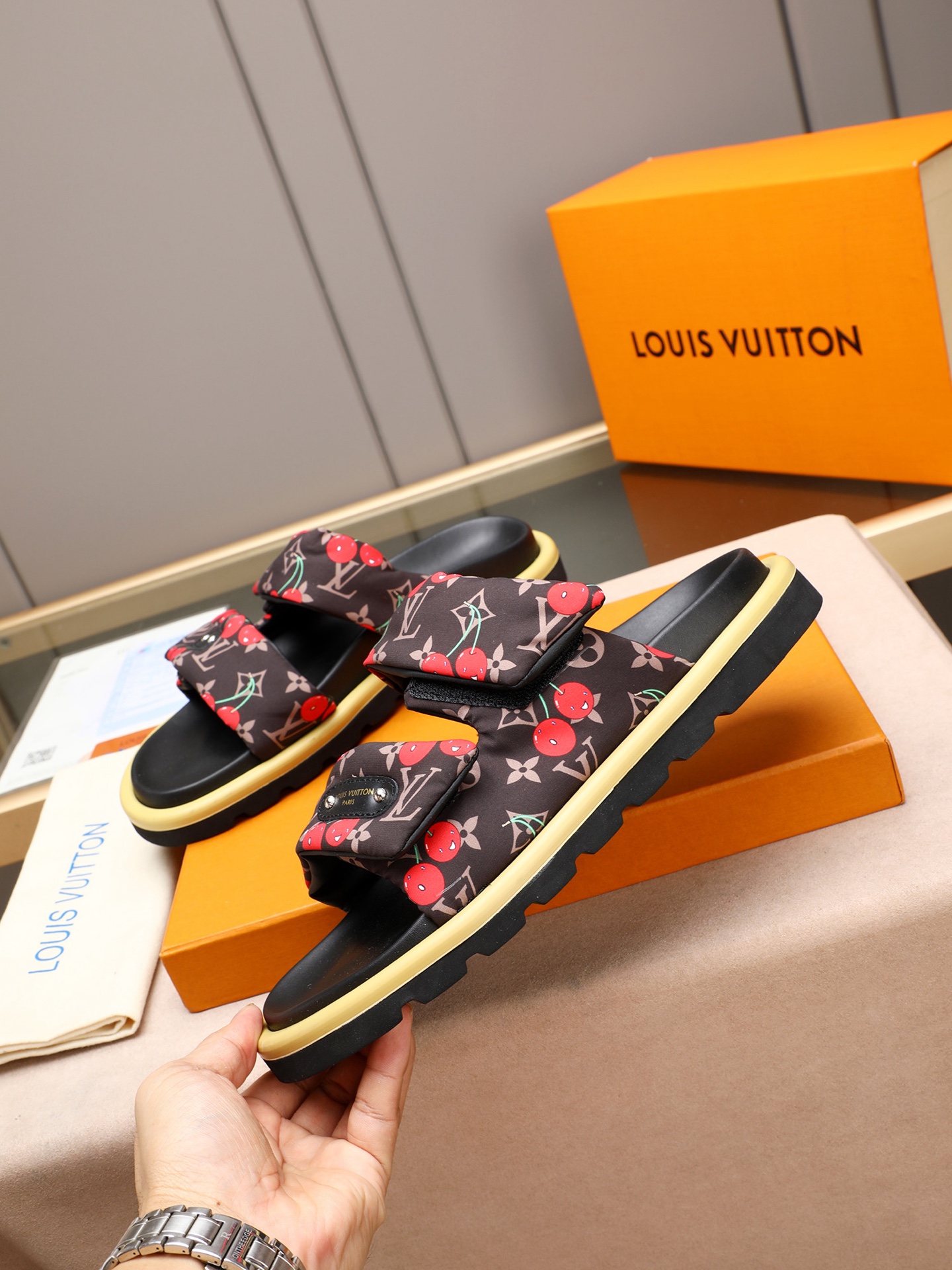 LV 高仿 Monogram 丹寧雙帶魔鬼氈拖鞋 棕色休閒舒適款| 14 LV 高仿 Monogram 丹寧雙帶魔鬼氈拖鞋 棕色休閒舒適款