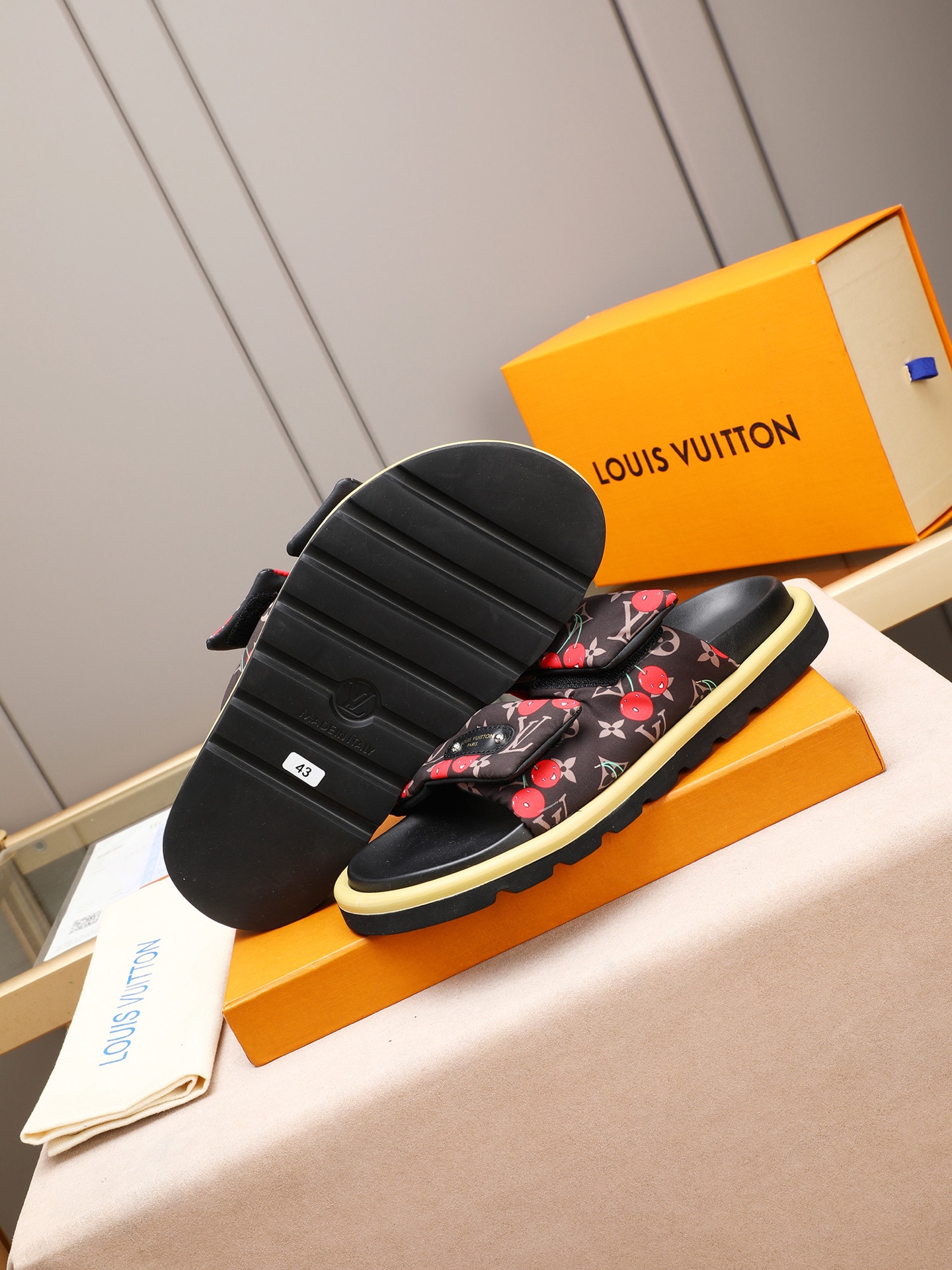 LV 高仿 Monogram 丹寧雙帶魔鬼氈拖鞋 棕色休閒舒適款| 13 LV 高仿 Monogram 丹寧雙帶魔鬼氈拖鞋 棕色休閒舒適款