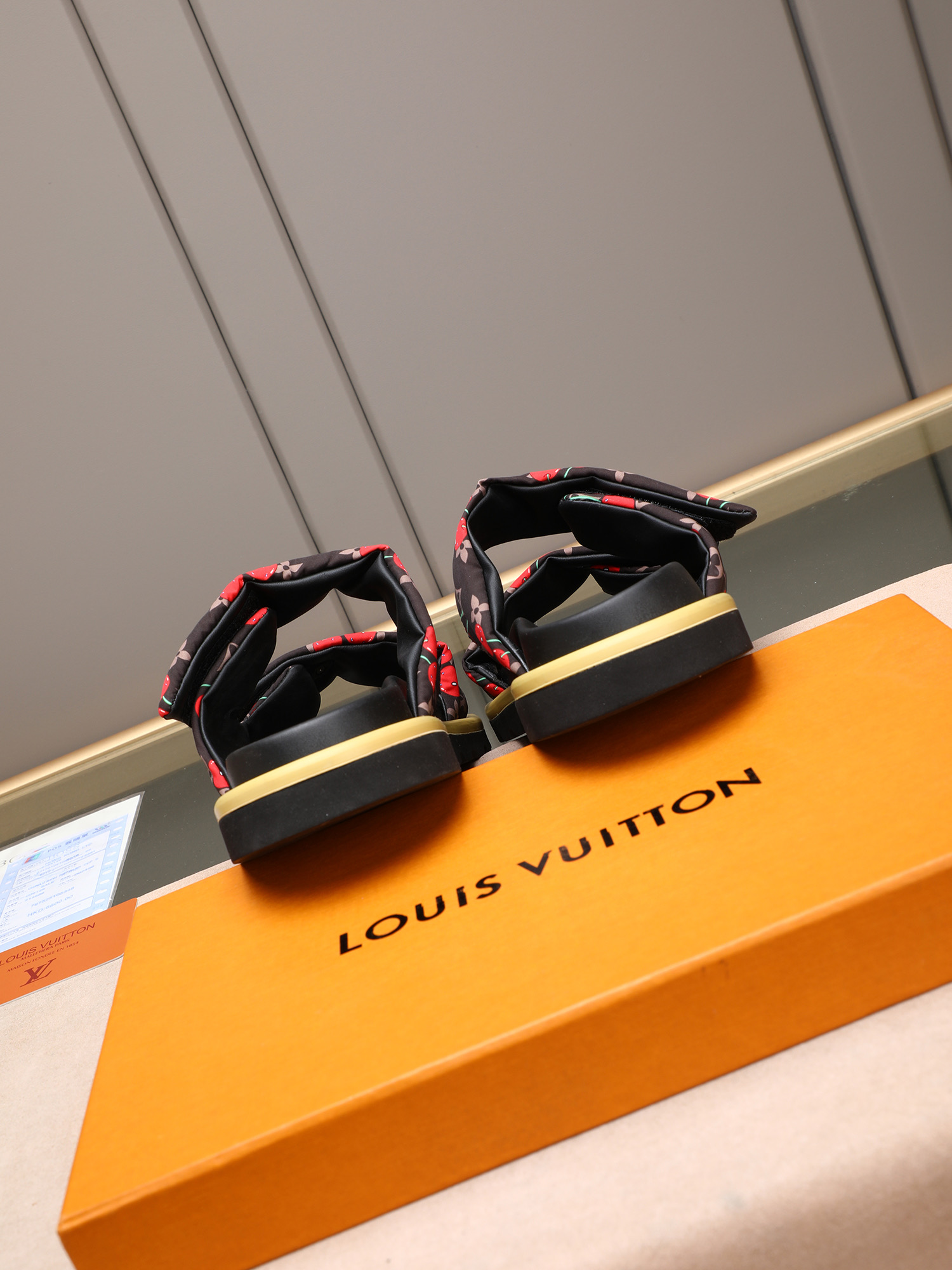 LV 高仿 Monogram 丹寧雙帶魔鬼氈拖鞋 棕色休閒舒適款| 11 LV 高仿 Monogram 丹寧雙帶魔鬼氈拖鞋 棕色休閒舒適款