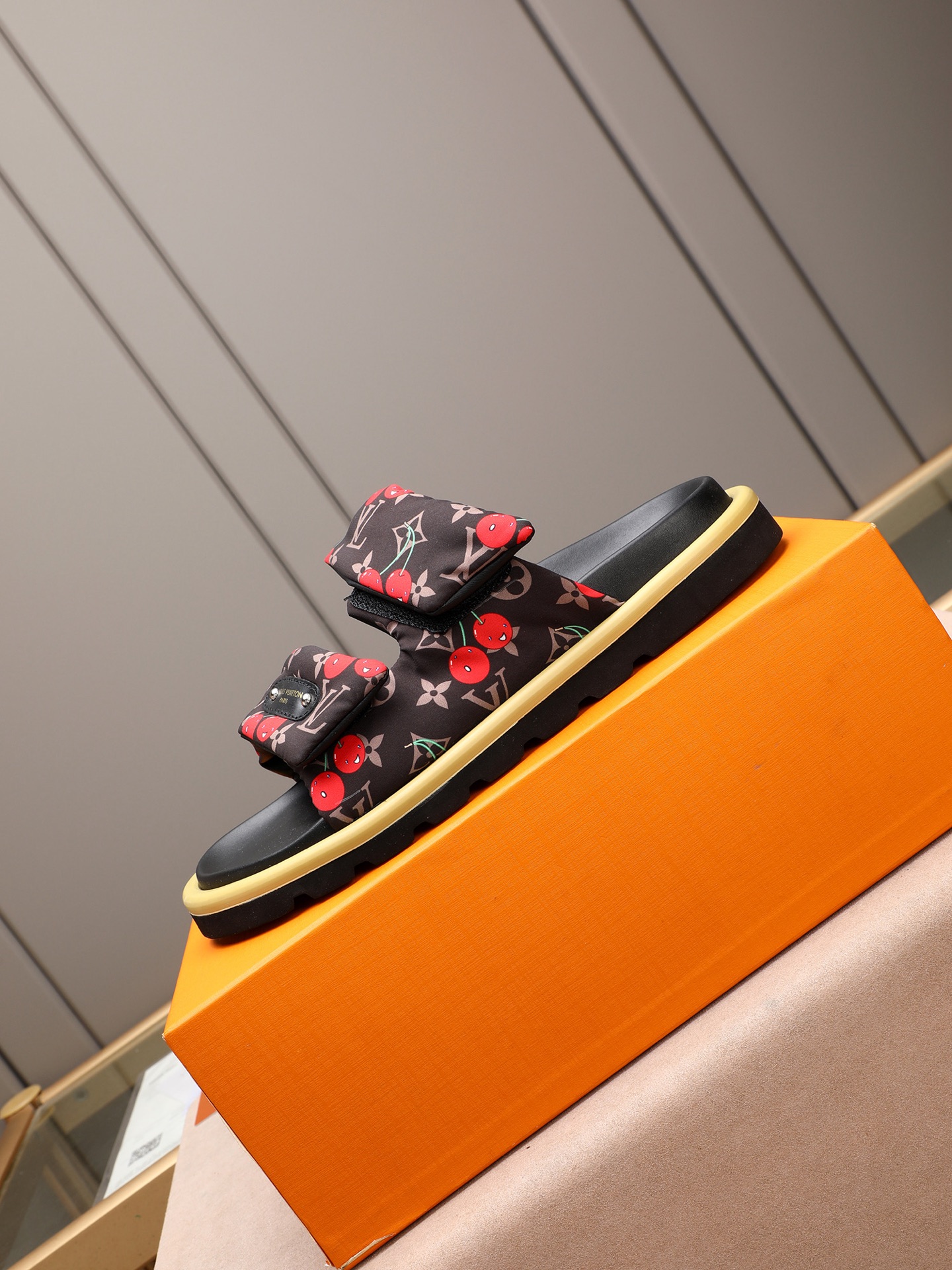 LV 高仿 Monogram 丹寧雙帶魔鬼氈拖鞋 棕色休閒舒適款| 10 LV 高仿 Monogram 丹寧雙帶魔鬼氈拖鞋 棕色休閒舒適款
