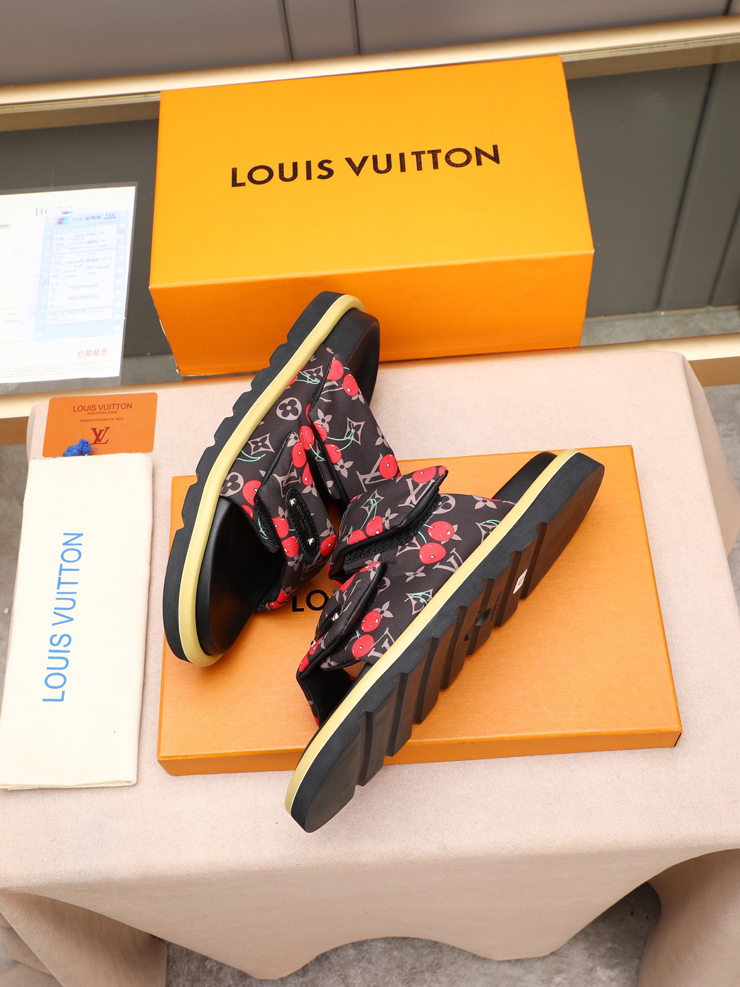 LV 高仿 Monogram 丹寧雙帶魔鬼氈拖鞋 棕色休閒舒適款| 9 LV 高仿 Monogram 丹寧雙帶魔鬼氈拖鞋 棕色休閒舒適款