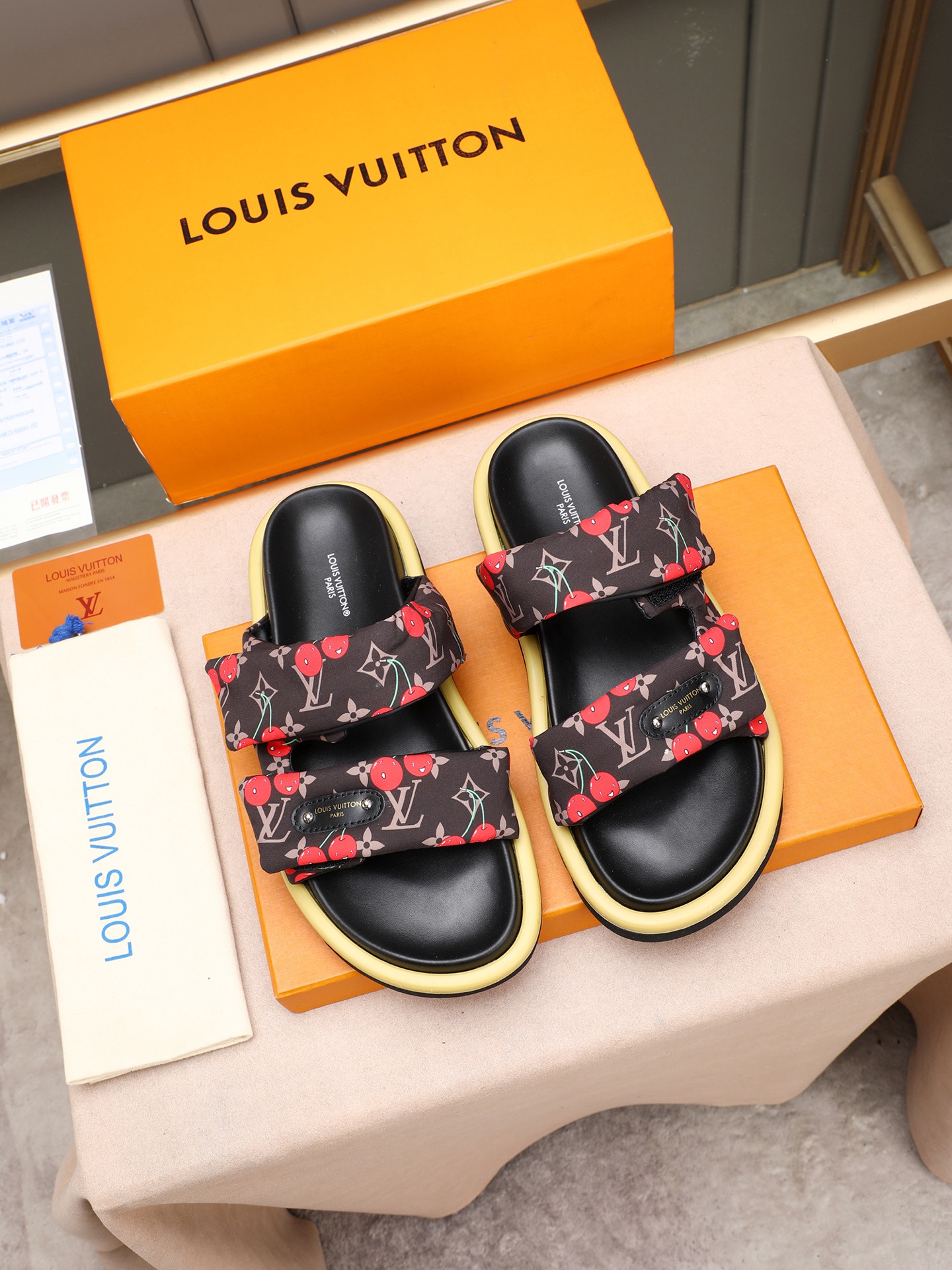 LV 高仿 Monogram 丹寧雙帶魔鬼氈拖鞋 棕色休閒舒適款| 8 LV 高仿 Monogram 丹寧雙帶魔鬼氈拖鞋 棕色休閒舒適款