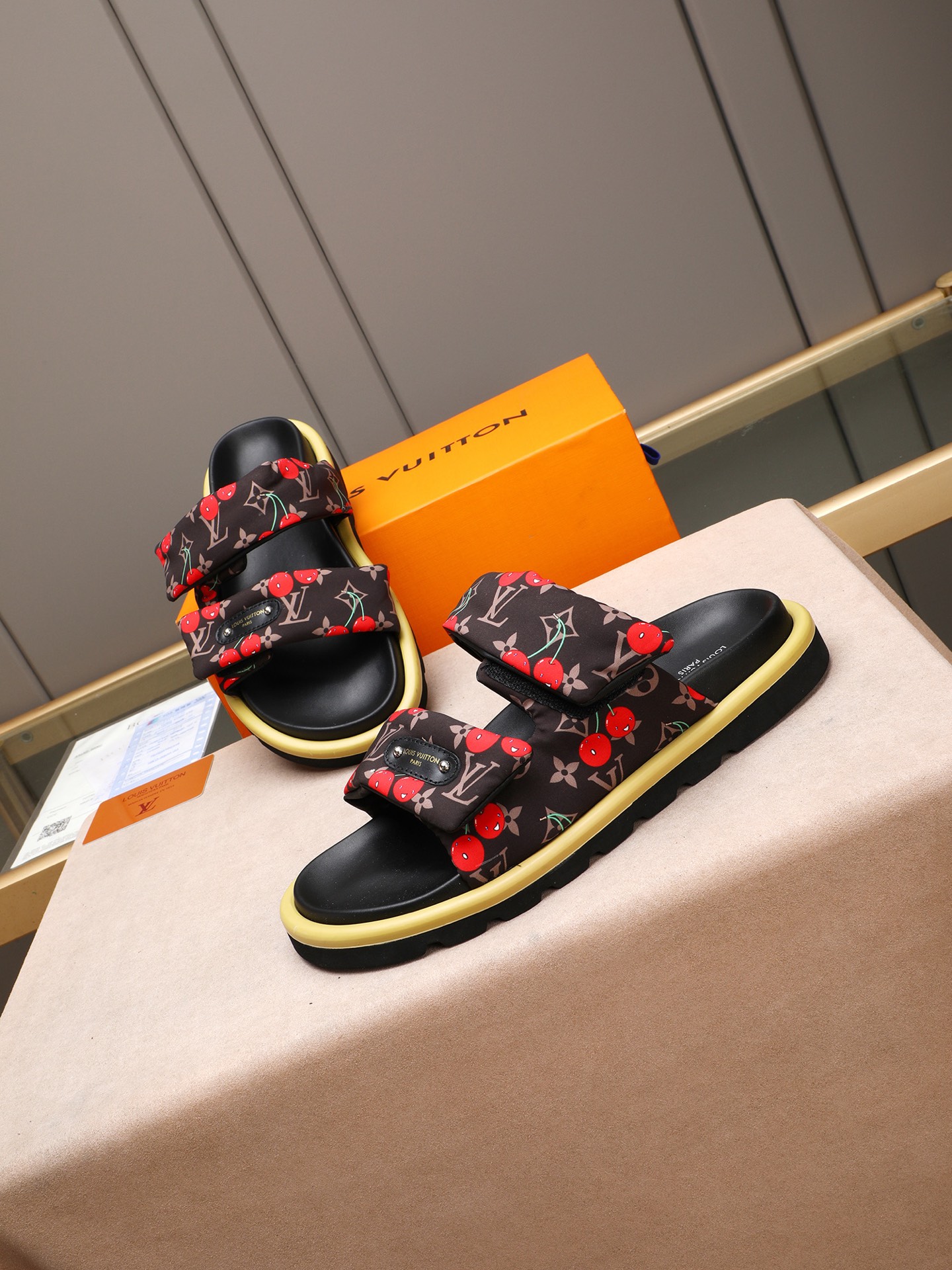 LV 高仿 Monogram 丹寧雙帶魔鬼氈拖鞋 棕色休閒舒適款| 7 LV 高仿 Monogram 丹寧雙帶魔鬼氈拖鞋 棕色休閒舒適款