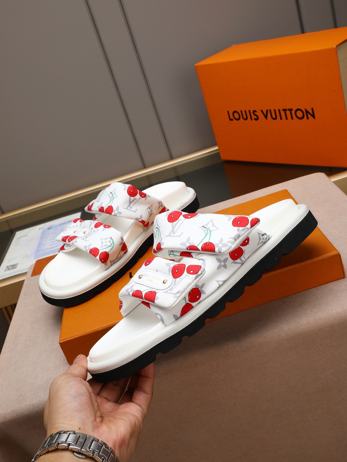 LV 高仿 白色提花Monogram拖鞋 高端厚底休閒一字拖| 14 LV 高仿 白色提花Monogram拖鞋 高端厚底休閒一字拖